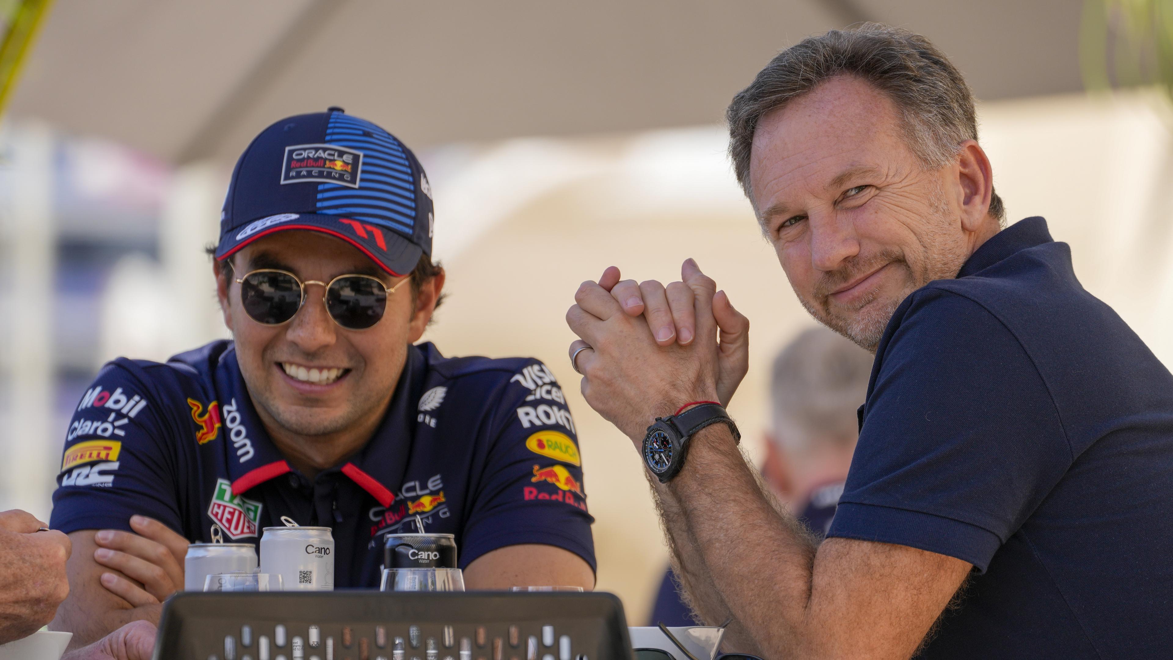 Christian Horner tillsammans med Red Bull-föraren Sergio Pérez under onsdagens F1-träning. Foto: Darko Bandic/AP/TT