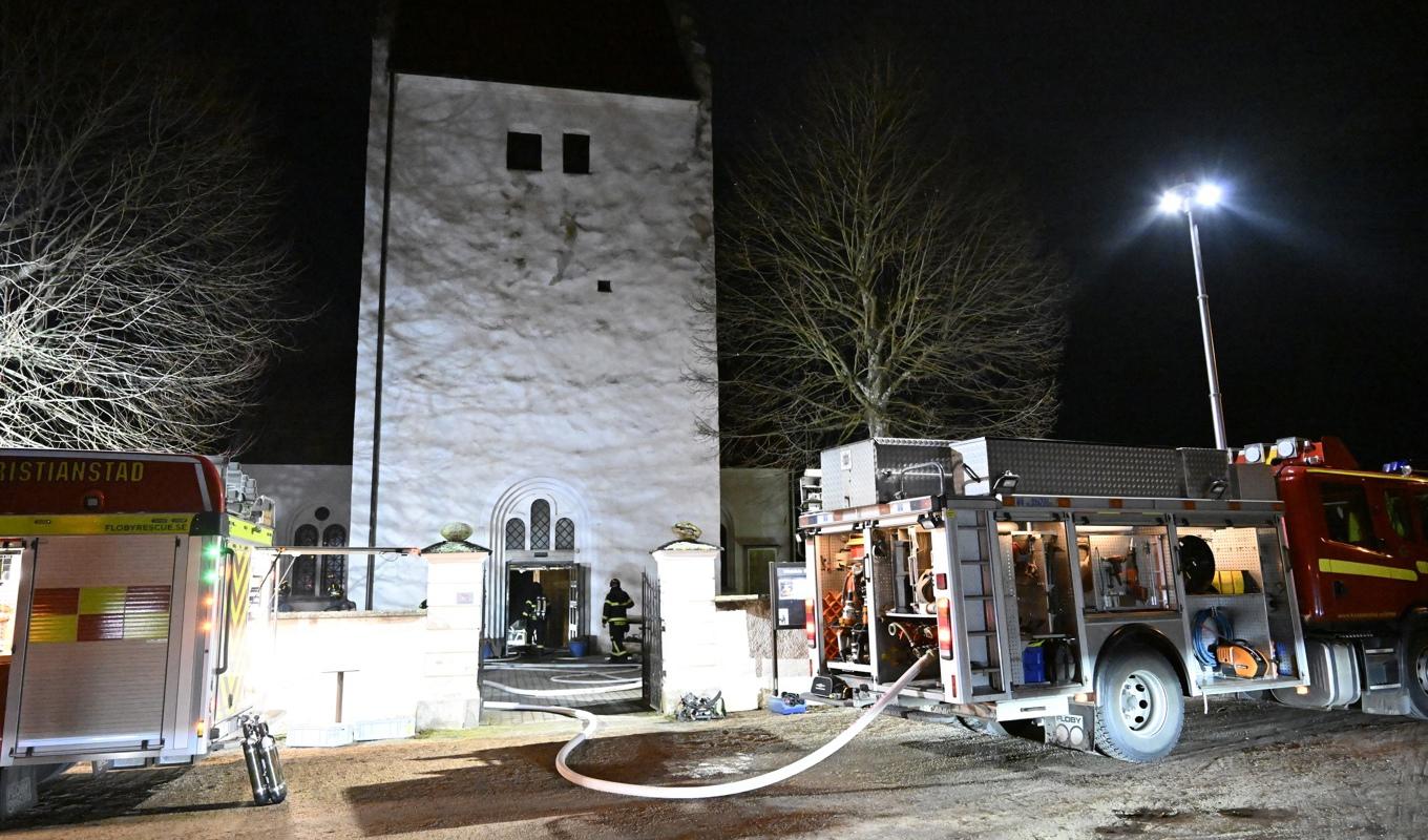 Räddningstjänsten och polisen på plats i Vittskövle kyrka för att bekämpa branden. Foto: Johan Nilsson/TT