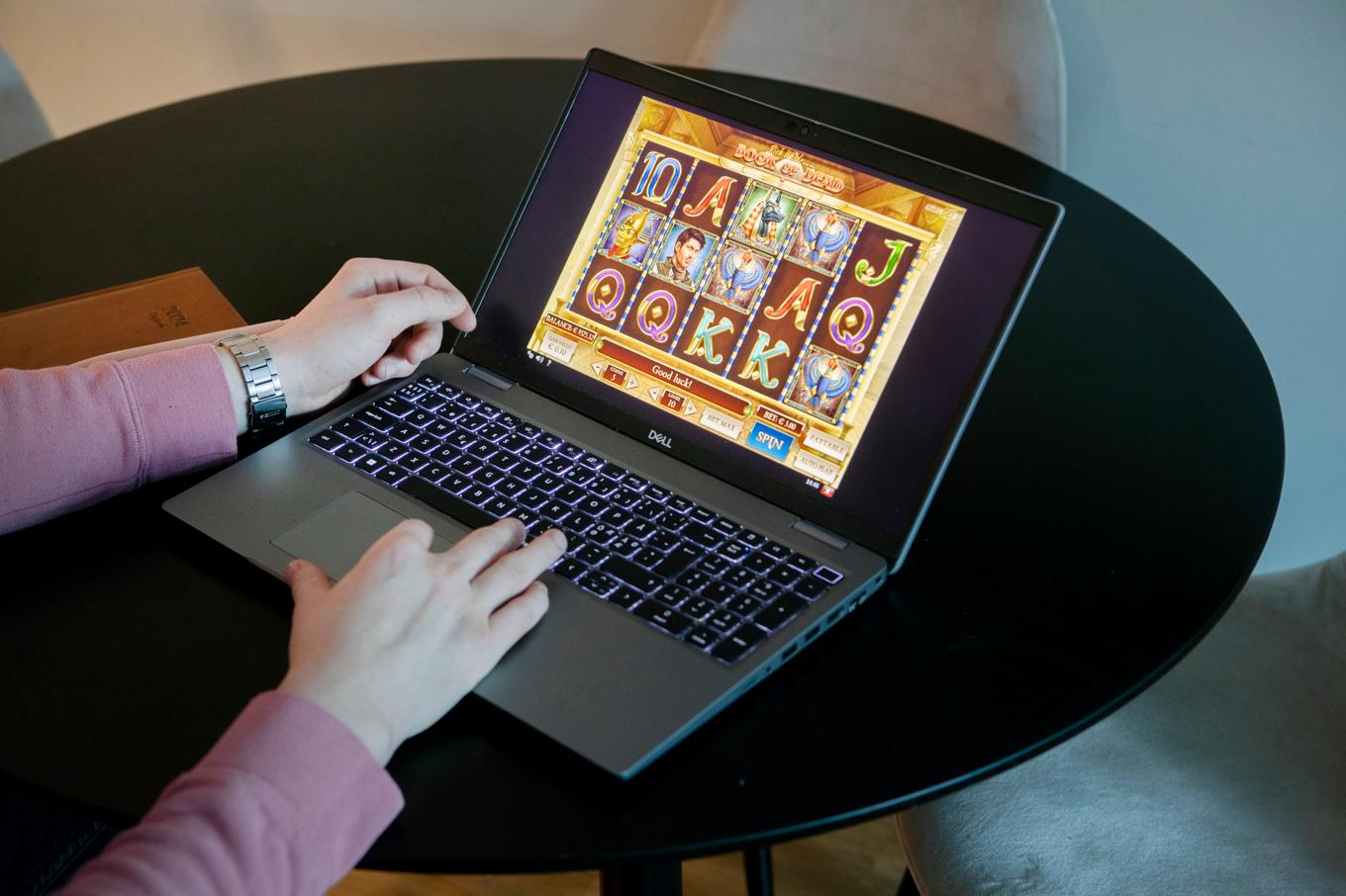 Regeringen vill förbjuda betalning med kredit vid spel för att hindra att folk hamnar i skuldsättning. Arkivbild. Foto: Mats Andersson/TT
