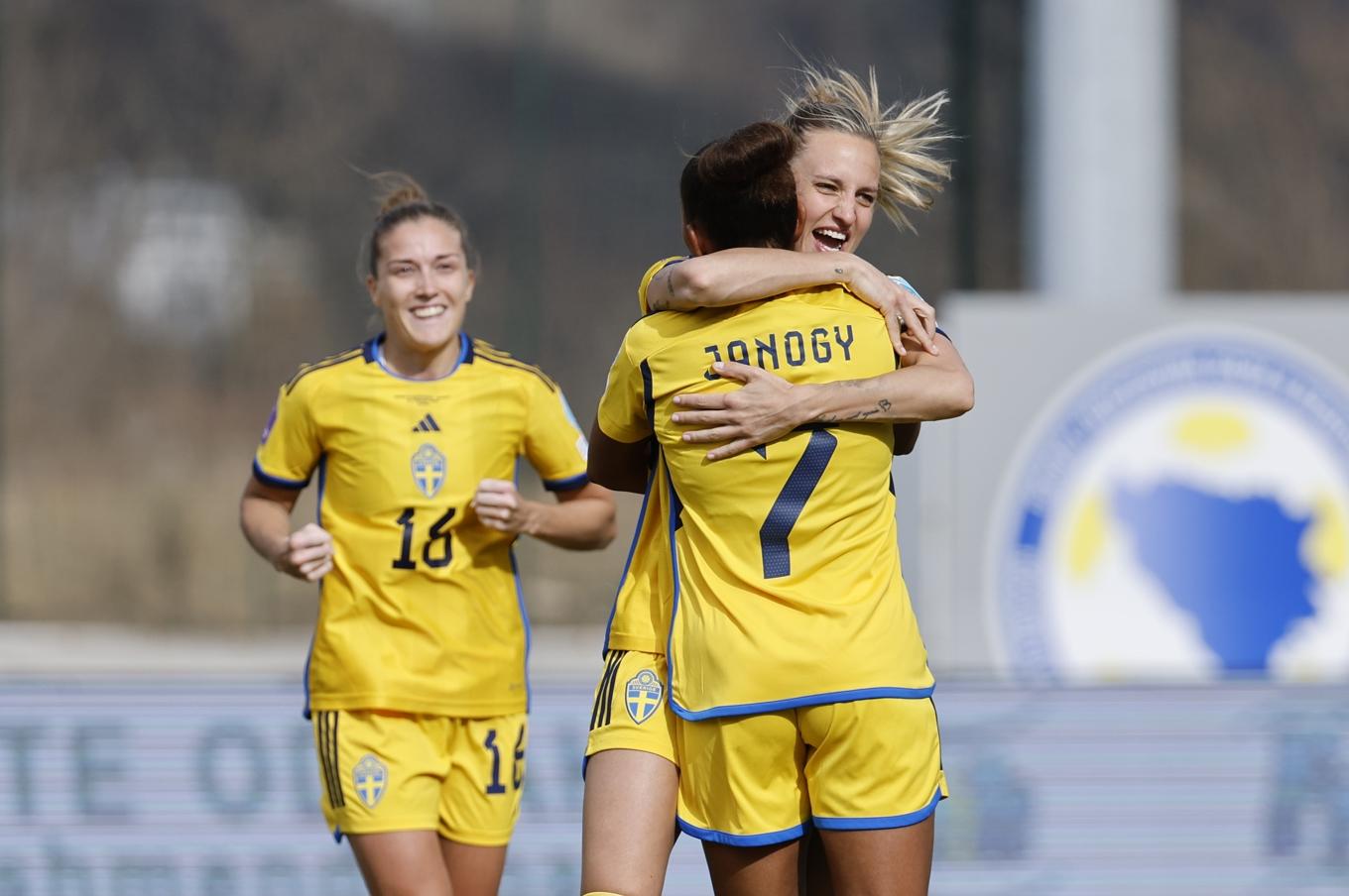 Sveriges Nathalie Björn kramar om Madelen Janogy (7) efter 2–0-målet i fredagens playoffmatch borta mot Bosnien-Hercegovina, i Zenica. I bakgrunden syns Filippa Angeldahl. Foto: Christine Olsson/TT