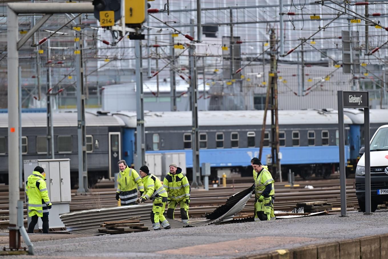 Stormigt väder har dragit in över västra Sverige. Alla spår på Göteborgs centralstation blev tillfälligt strömlösa sedan en bit av taket blåst av och lagt sig över en ledning. Foto: Björn Larsson Rosvall/TT