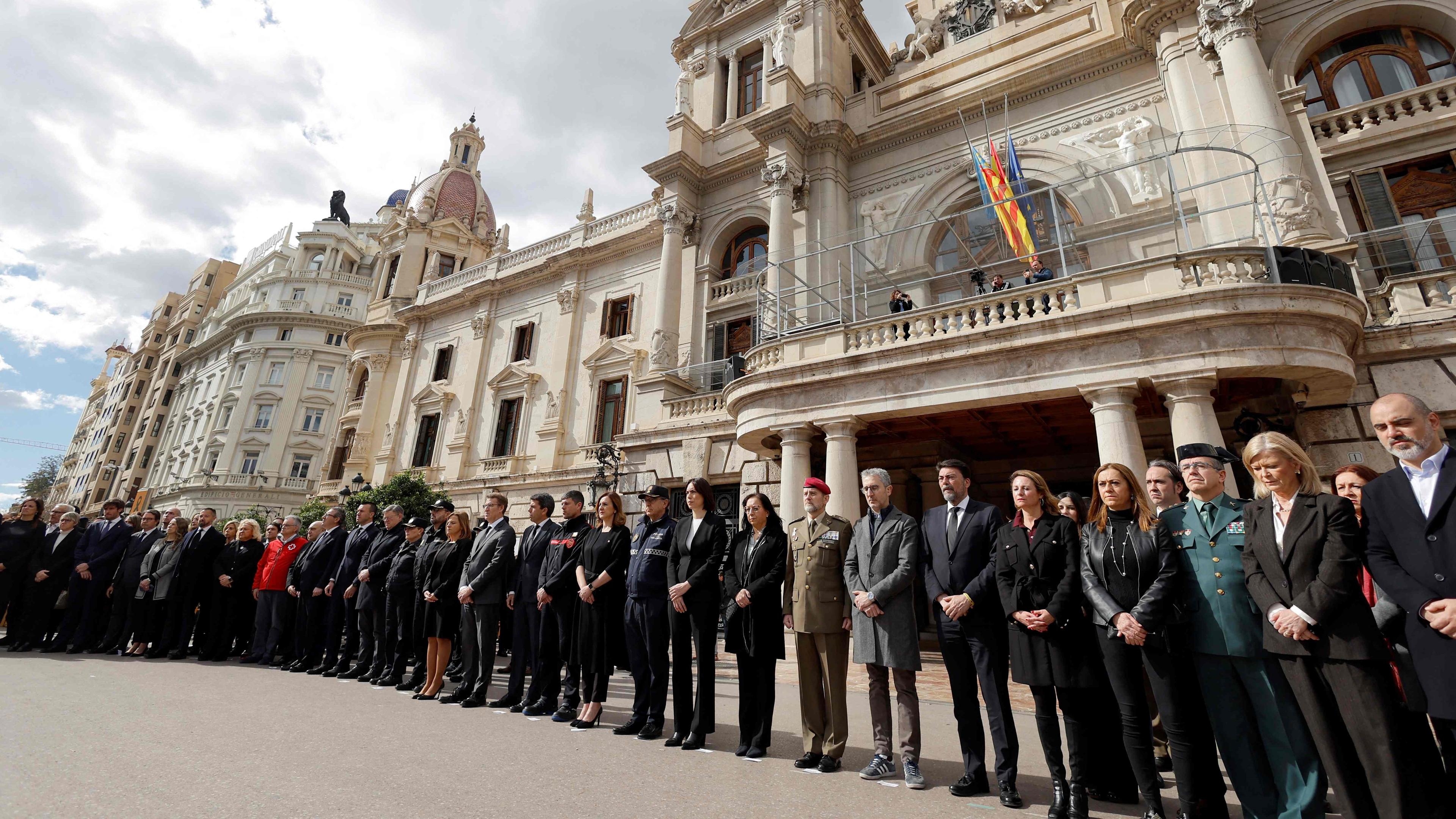 Valencias borgmästare María José Catalá med boende i det brandhärjade huset och kommunanställda under en tyst minut på lördagen. Foto: José Jordan/AFP/TT