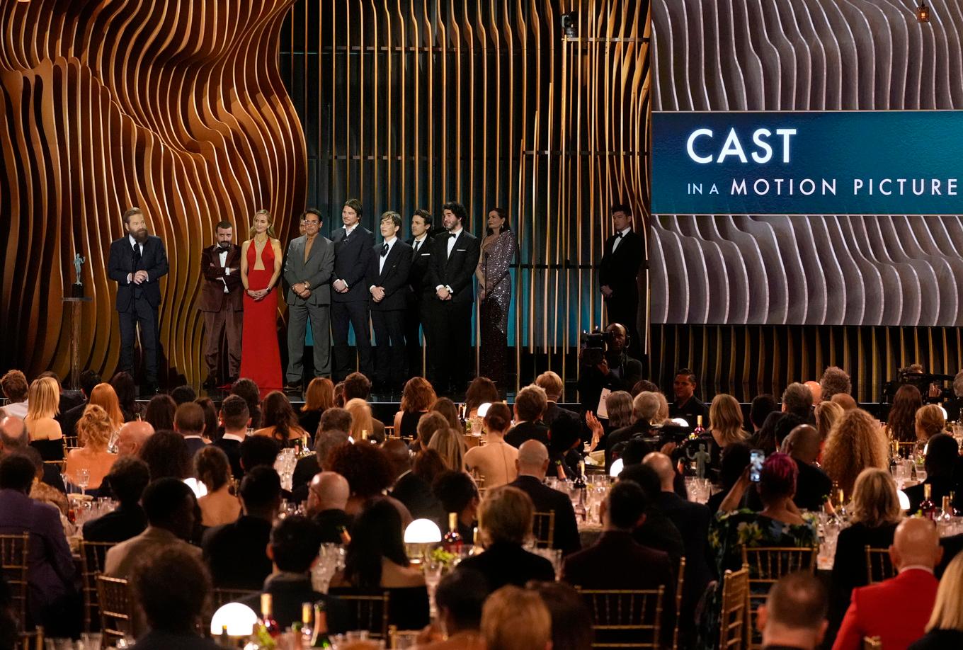 Kenneth Branagh, David Krumholtz, Emily Blunt, Alden Ehrenreich, Robert Downey Jr., Josh Hartnett, Cillian Murphy, Casey Affleck och Benny Safdie tog emot priset för bästa filmensemble för "Oppenheimer". Foto: Chris Pizzello/AP/TT
