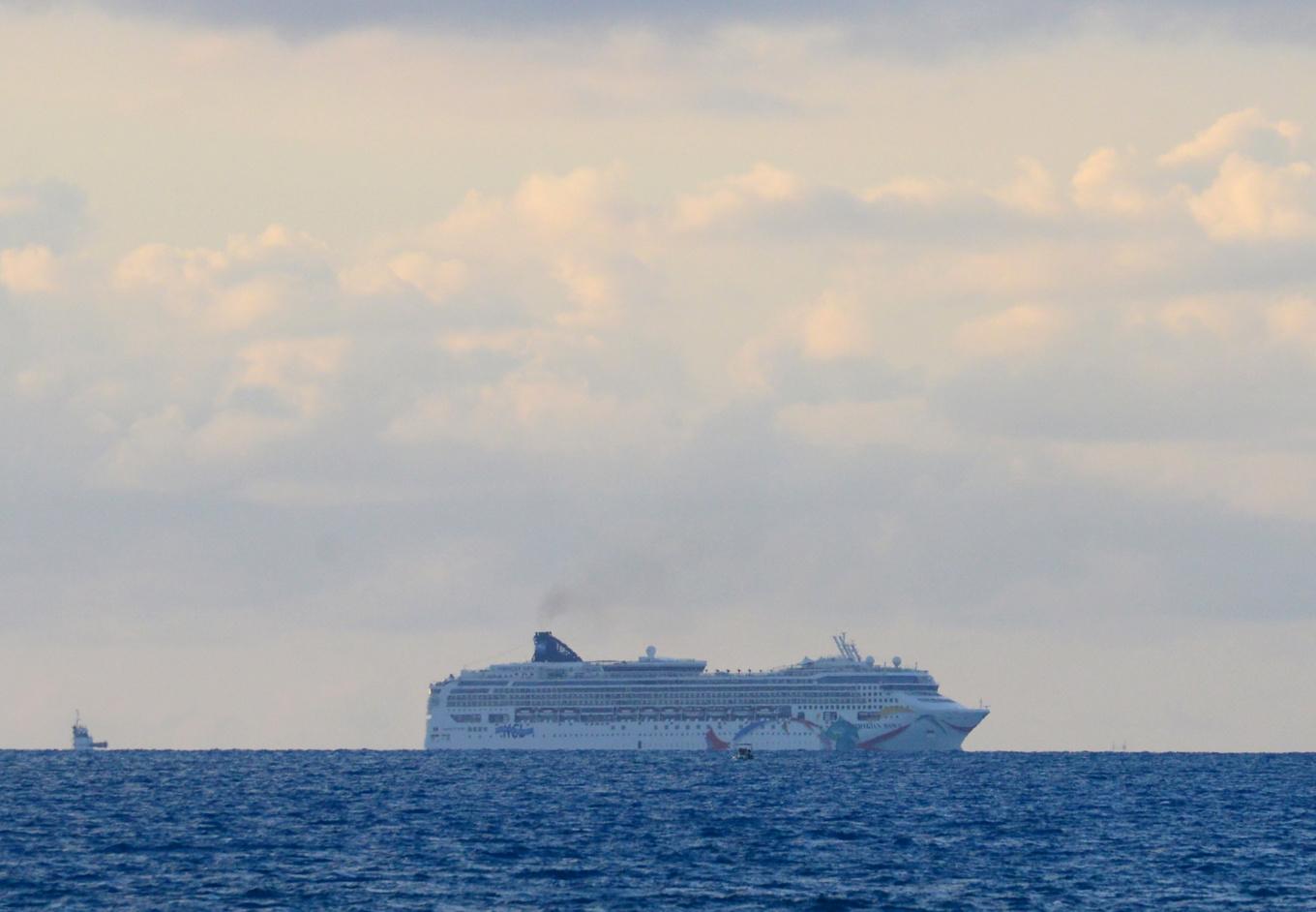 Det norska kryssningsfartyget Norwegian Dawn nekas att lägga till i Mauritius efter ett misstänkt kolerautbrott. Arkivbild. Foto: Akil Simmons/AP/TT