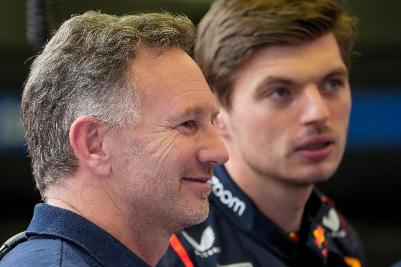 Christian Horner tillsammans med världsmästaren Max Verstappen i Bahrain inför F1-premiären. Foto: Darko Bandic/AP/TT