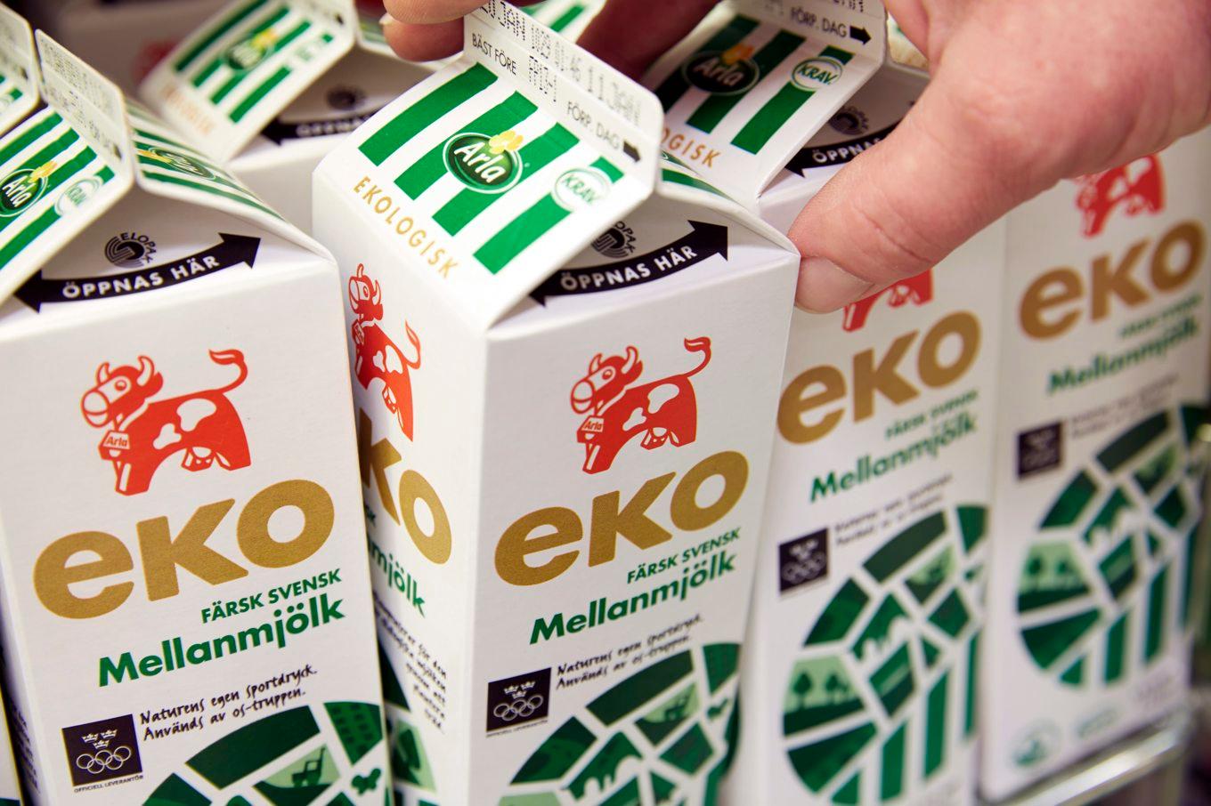 Mjölkbönderna ska få drygt 11 öre mer per kilo för sin mjölk i mars av Arla. Arkivbild Foto: FREDRIK PERSSON / TT