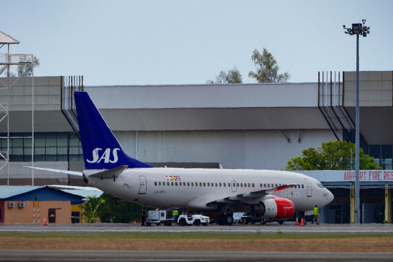 Ett medicinskt evakueringsplan väntar på Langkawis flygplats. Foto: Vincent Thian/AP/TT