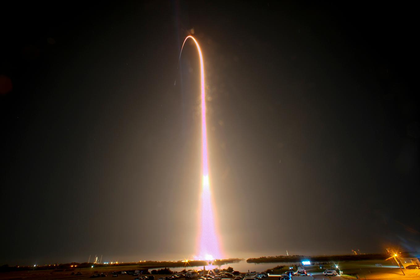 En raket med fyra ombord, tre amerikaner och en ryss, på väg upp med raket från Cape Canaveral i Florida mot den internationella rymdstationen ISS. Foto: John Raoux/AP/TT