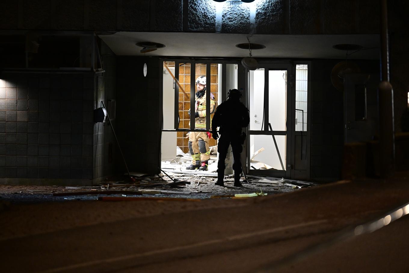 Två explosioner skedde med bara minuters mellanrum vid två portar till bostadshus i Västra Frölunda i Göteborg natten mot onsdagen. Foto: Björn Larsson Rosvall/TT