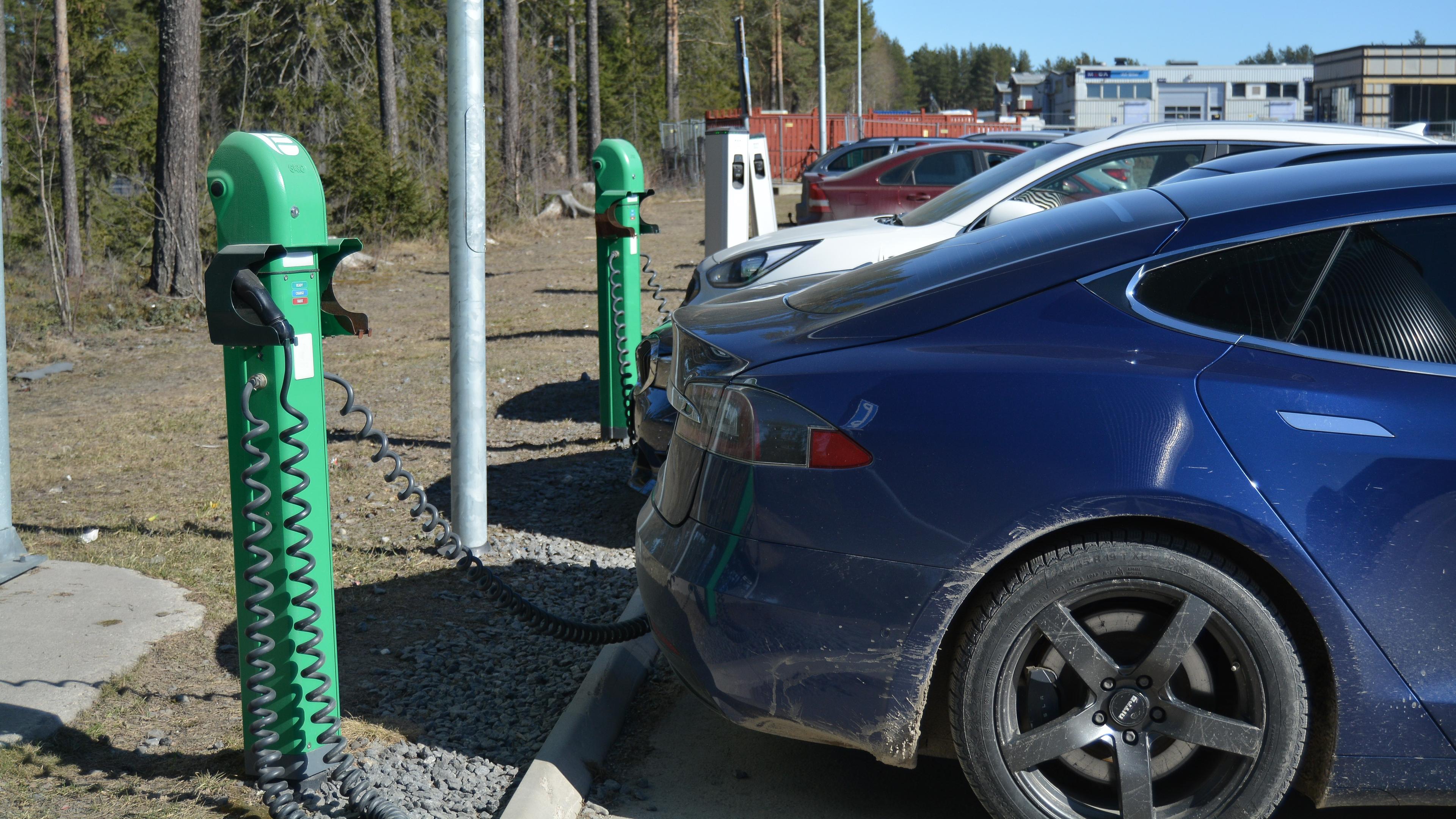 Elbilar på laddning. Omställningen från fossila bränslen till elektricitet gynnar det kinesiska jätteprojektet BRI. Foto: Eva Sagerfors