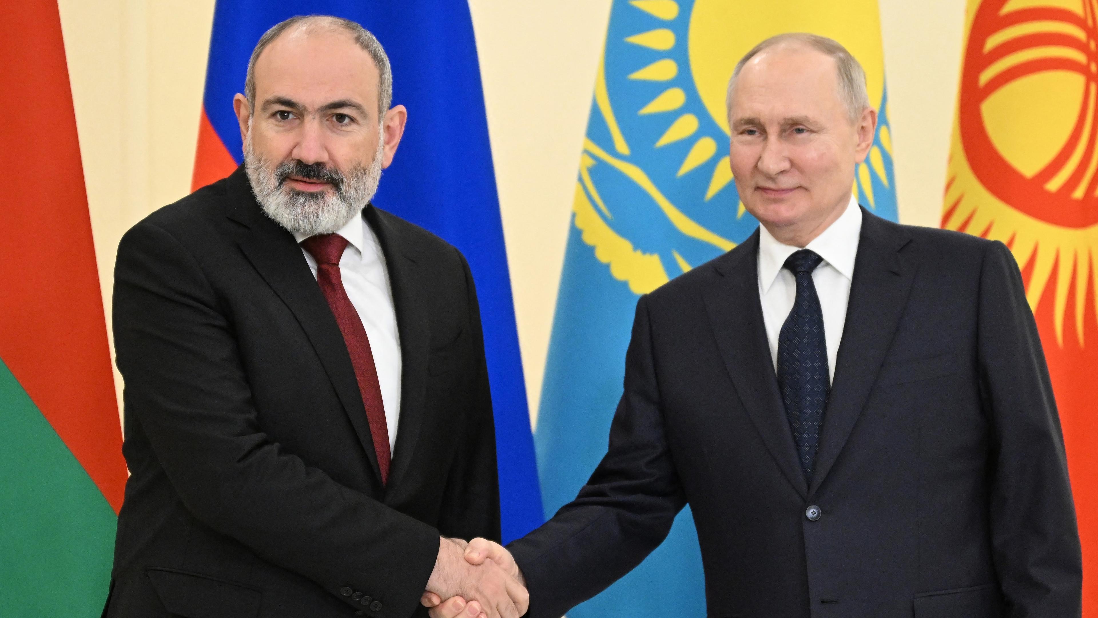 Armeniens premiärminister Nikol Pashinyan skakar hand med Rysslands president Vladimir Putin vid ett möte i Sankt Petersburg den 25 december 2023. Foto: Pavel Bednyakov/Pool/AFP via Getty Images