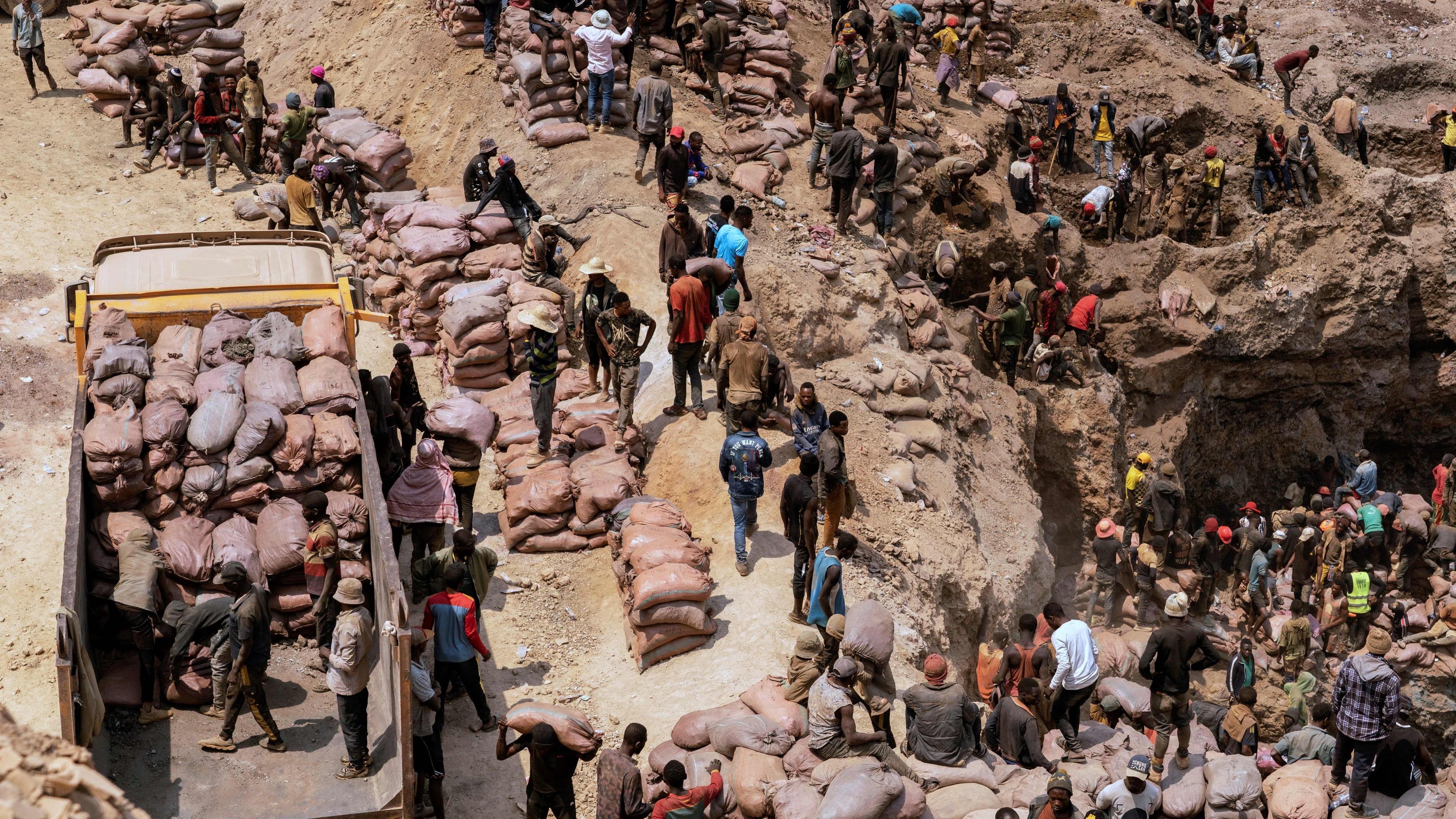 Gruvarbetare vid Ahabaras koboltgruva nära Kolwezi i Demokratiska republiken Kongo. Foto: Junior Kannah/AFP via Getty Images