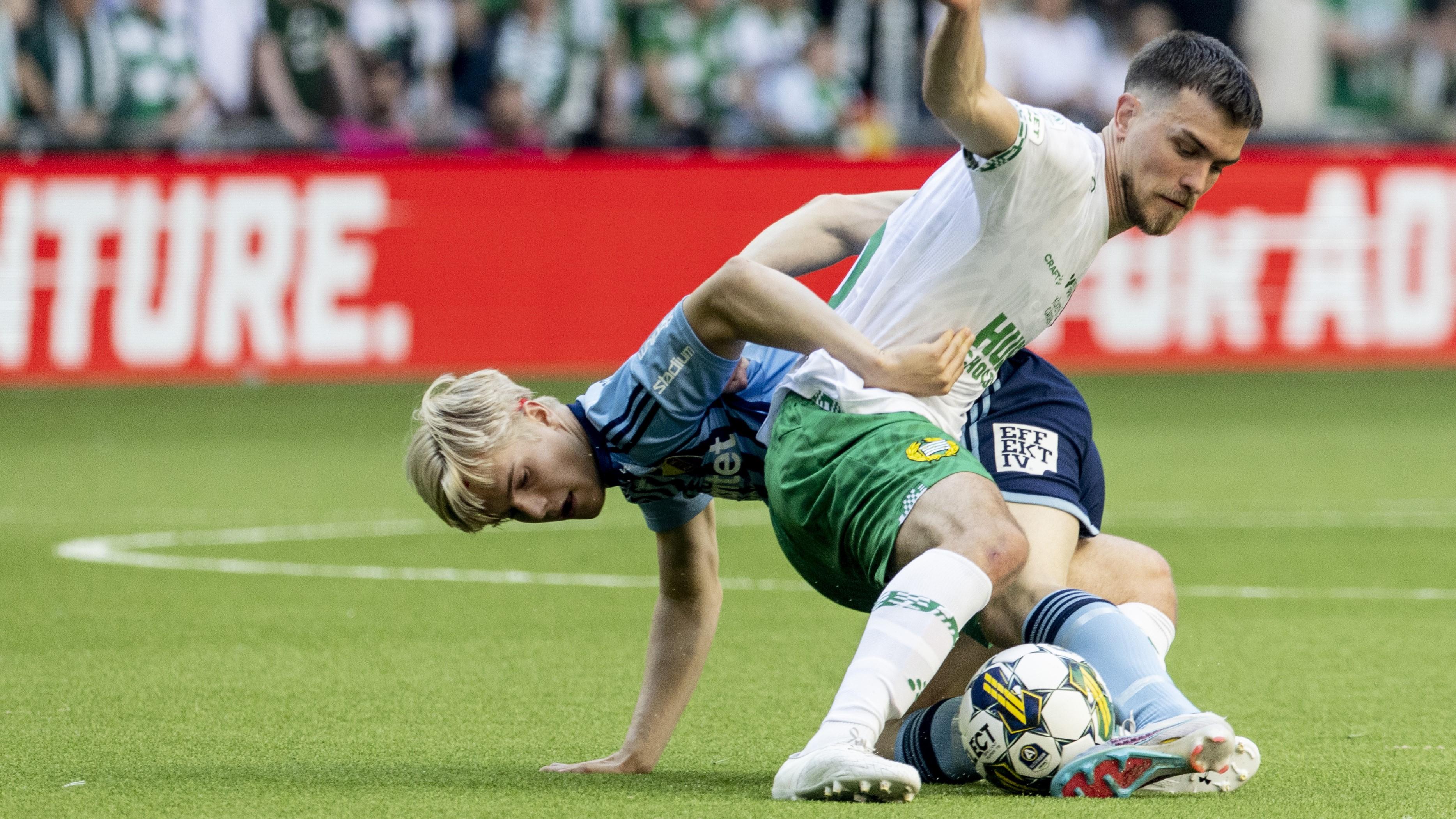 Lucas Bergvall stöter på patrull i form av Hammarbys Pavle Vagic. Det lär bli många liknande situationer i England de närmaste åren. Foto: Christine Olsson/TT