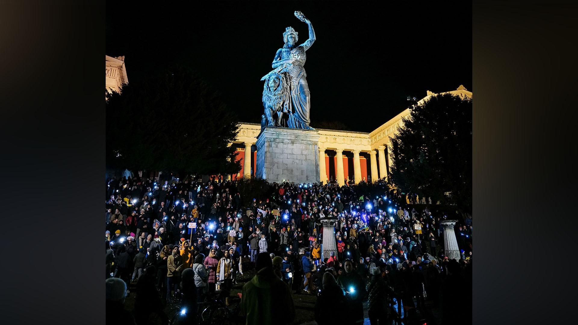 Polariseringen i Tyskland är stor, menar krönikören. Här ses en demonstration mot partiet AfD, i München, den 11 februari. Foto: Leonhard Simon/Getty Images