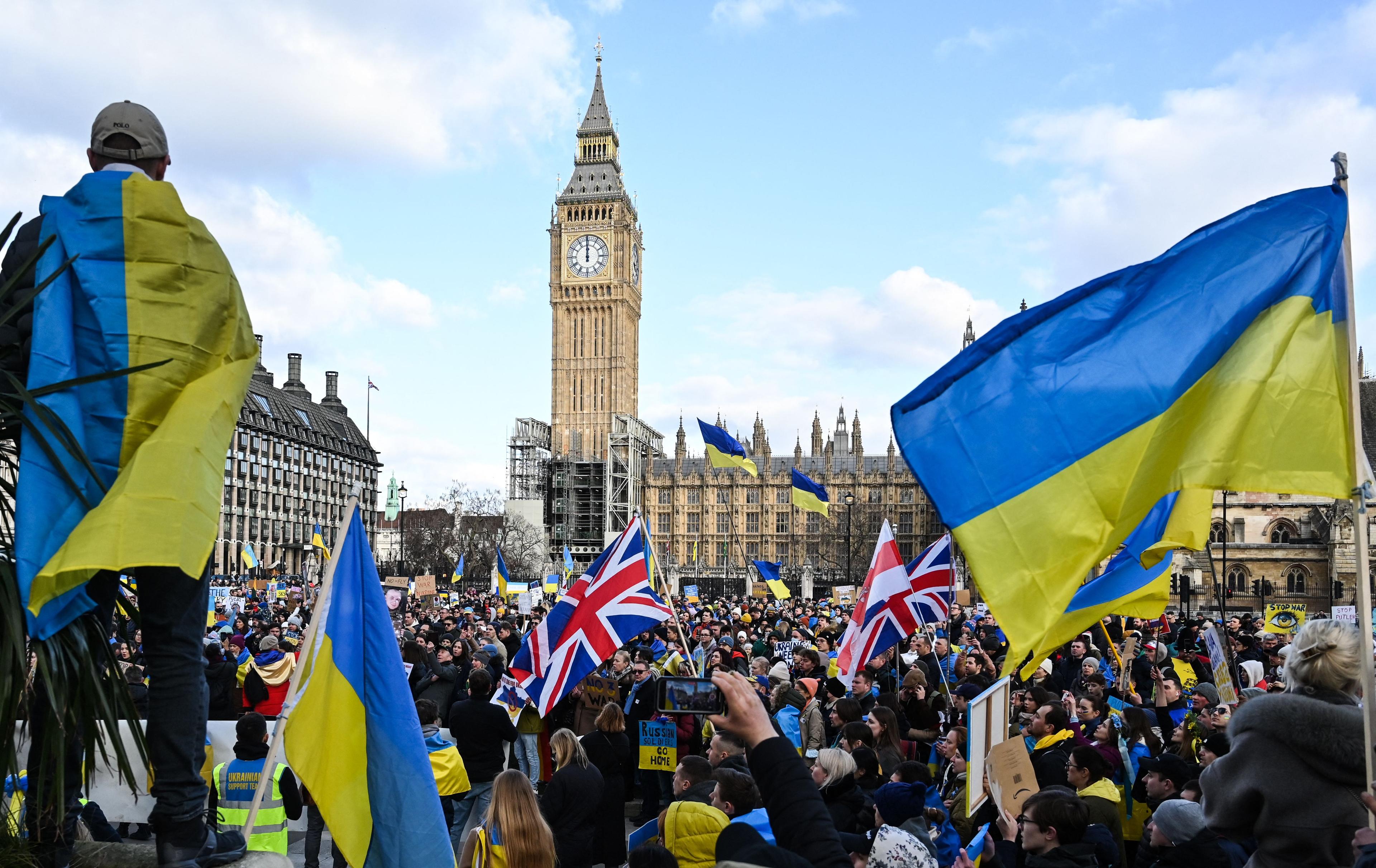 Demonstranter håller upp plakat och ukrainska och brittiska flaggor i en demonstration i centrala London den 6 mars 2022 för att stoppa kriget i Ukraina, Foto: Justin Tallis/AFP via Getty Images