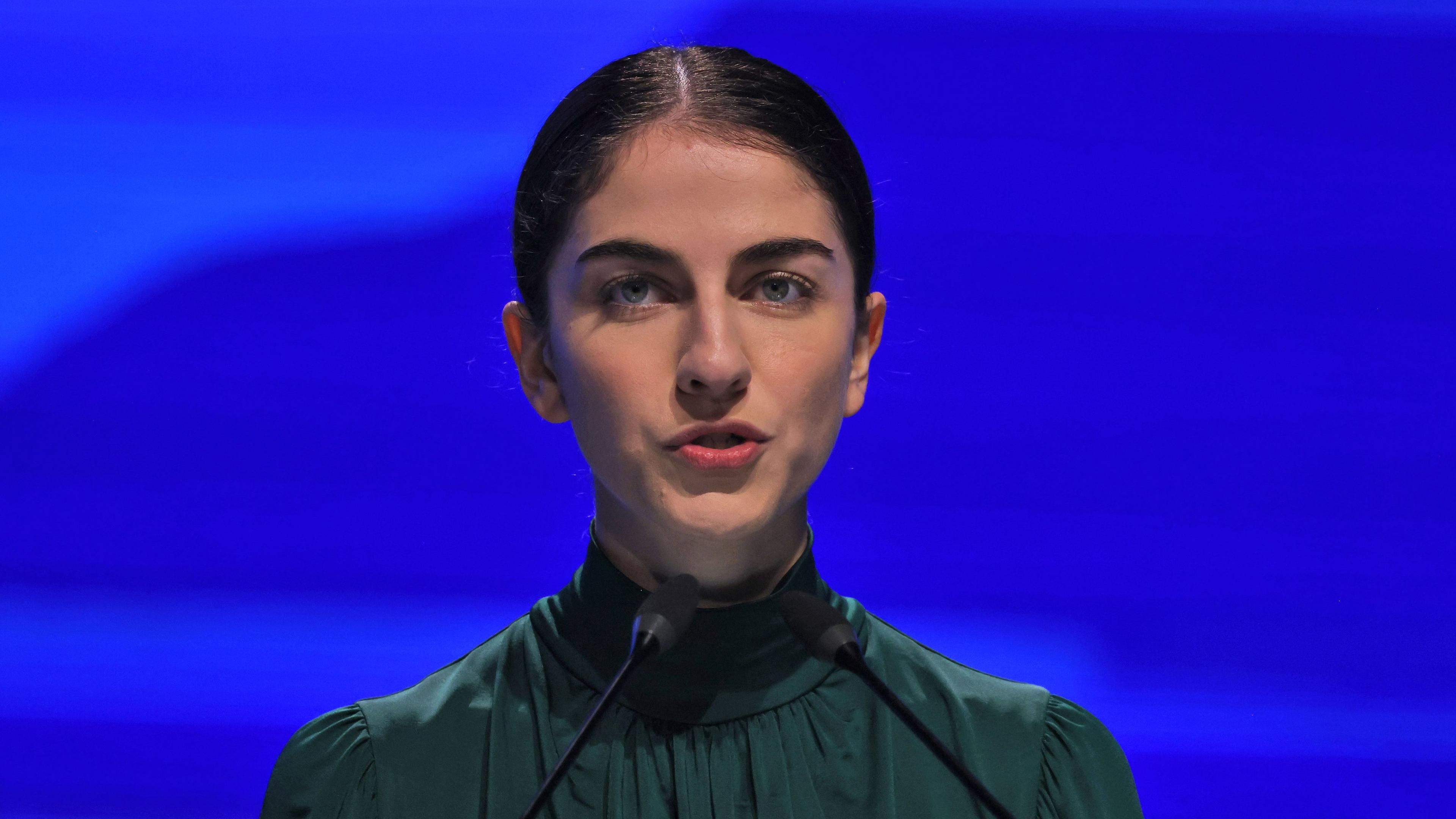 Sveriges klimat- och miljöminister Romina Pourmokhtari Romina föreslår att förbudet mot uranbrytning tas bort. Här håller hon ett tal vid klimatkonferensen COP27 den 15 november 2022.  Foto: Ahmad Gharabli/AFP via Getty Images