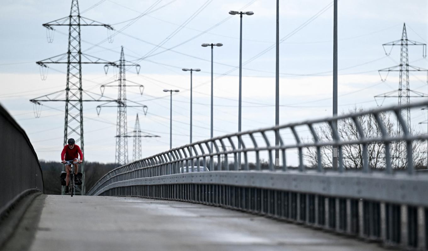 EU:s ambition att Europas länder ska vara elektriskt sammankopplade visar att man inte förstår hur elsystemen fungerar, menar debattören. På bilden ett industriområde i Frankfurt den 9 februari. Foto: KIRILL KUDRYAVTSEV/AFP via Getty Images