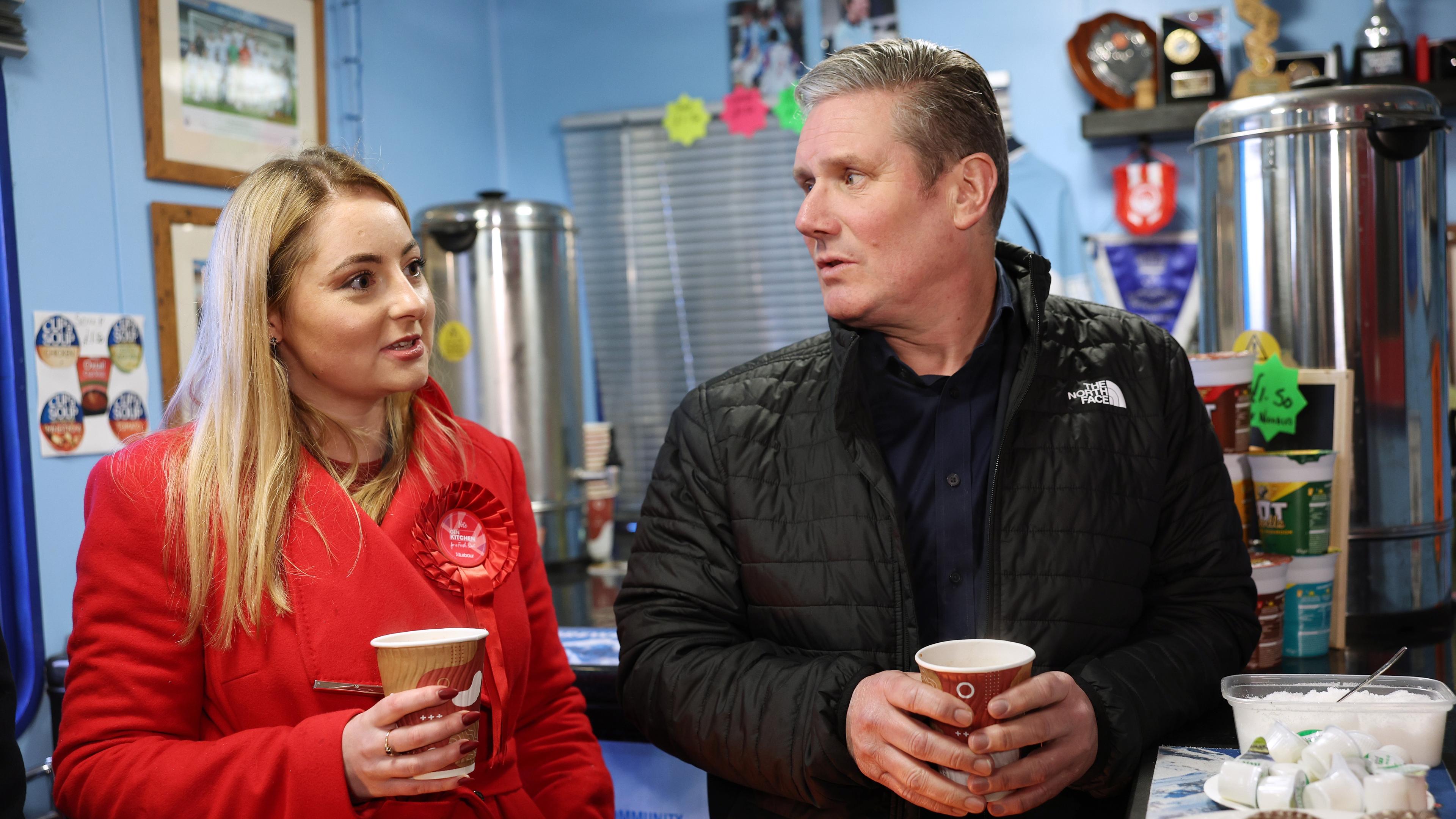 Labours ledare Keir Starmer, till höger, tillsammans med partiets kandidat Gen Kitchen, som vann den tidigare Toryvalkretsen Wellingborough. Foto: Eddie Keogh/Getty Images