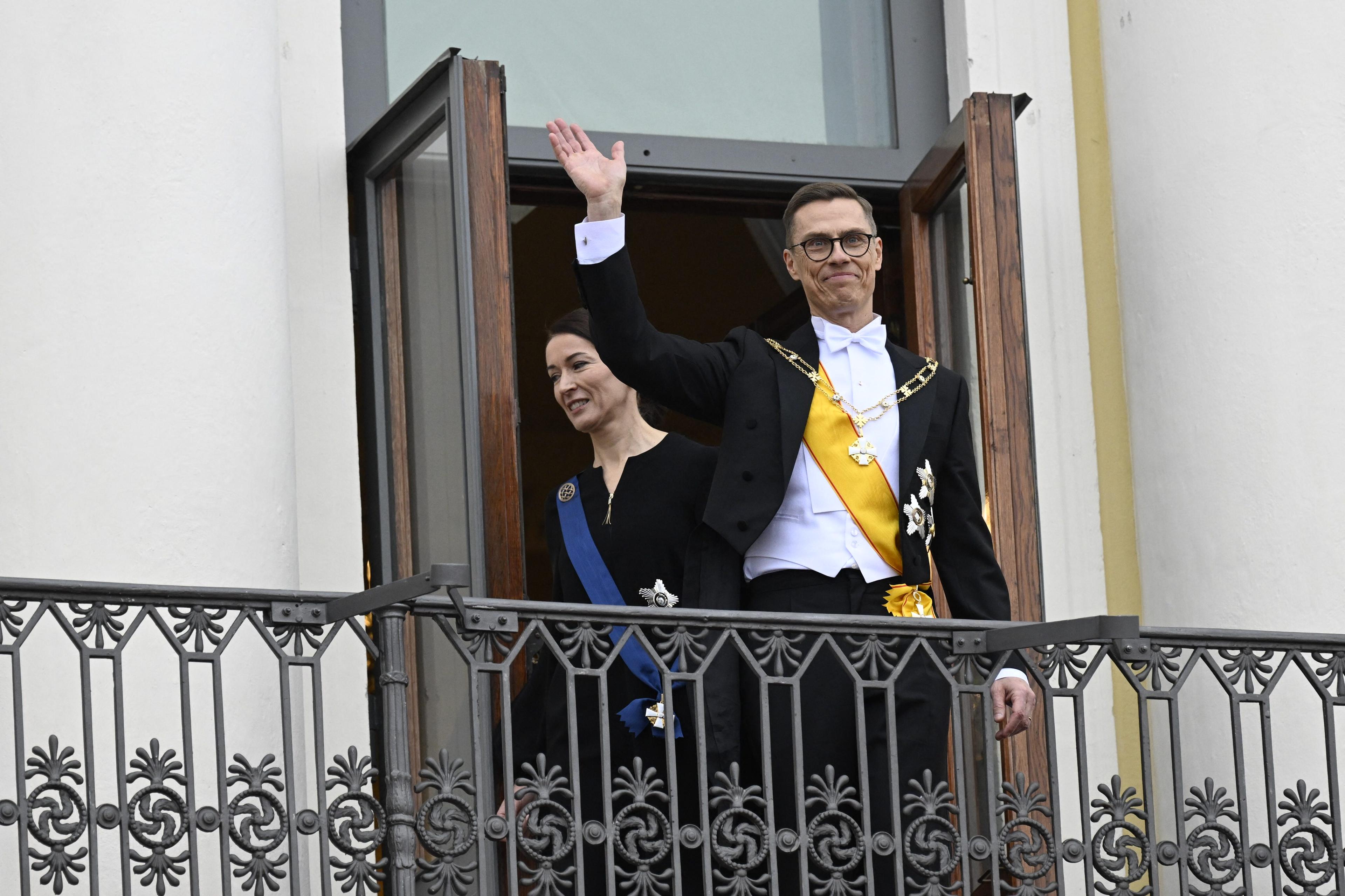 Finlands nye president Alexander Stubb tillsammans med hans fru Suzanne Innes-Stub vinkar till gratulanter från balkongen i Presidentpalatset efter att han installerats som Finlands president i Helsingfors den 1 mars. Foto: Emmi Korhonen/Lehtikuva/AFP via Getty Images