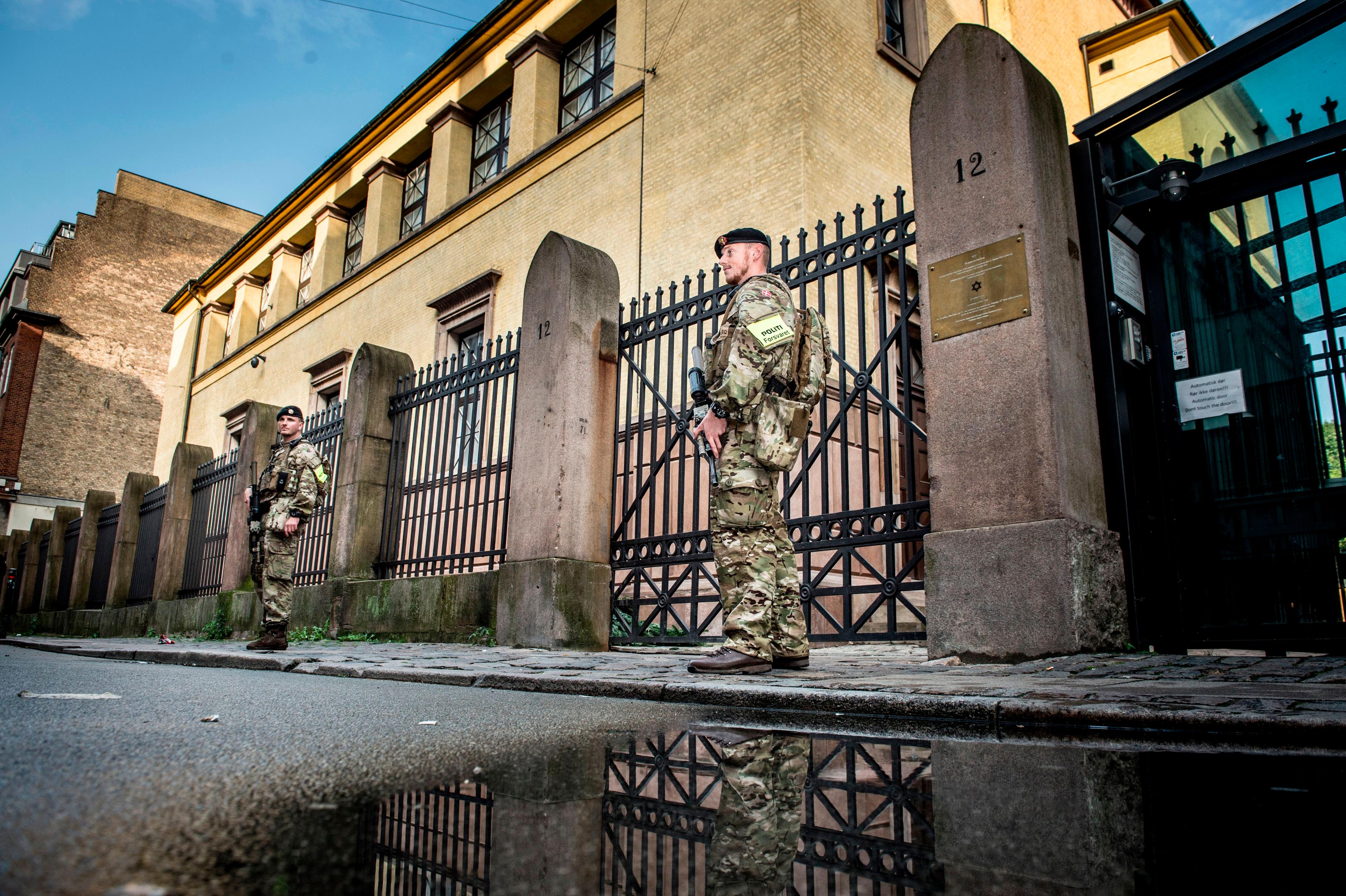 Danska soldater vaktar den judiska synagogan i Köpenhamn den 29 september 2017. Foto: Mads Claus Rasumssen/AFP via Getty Images