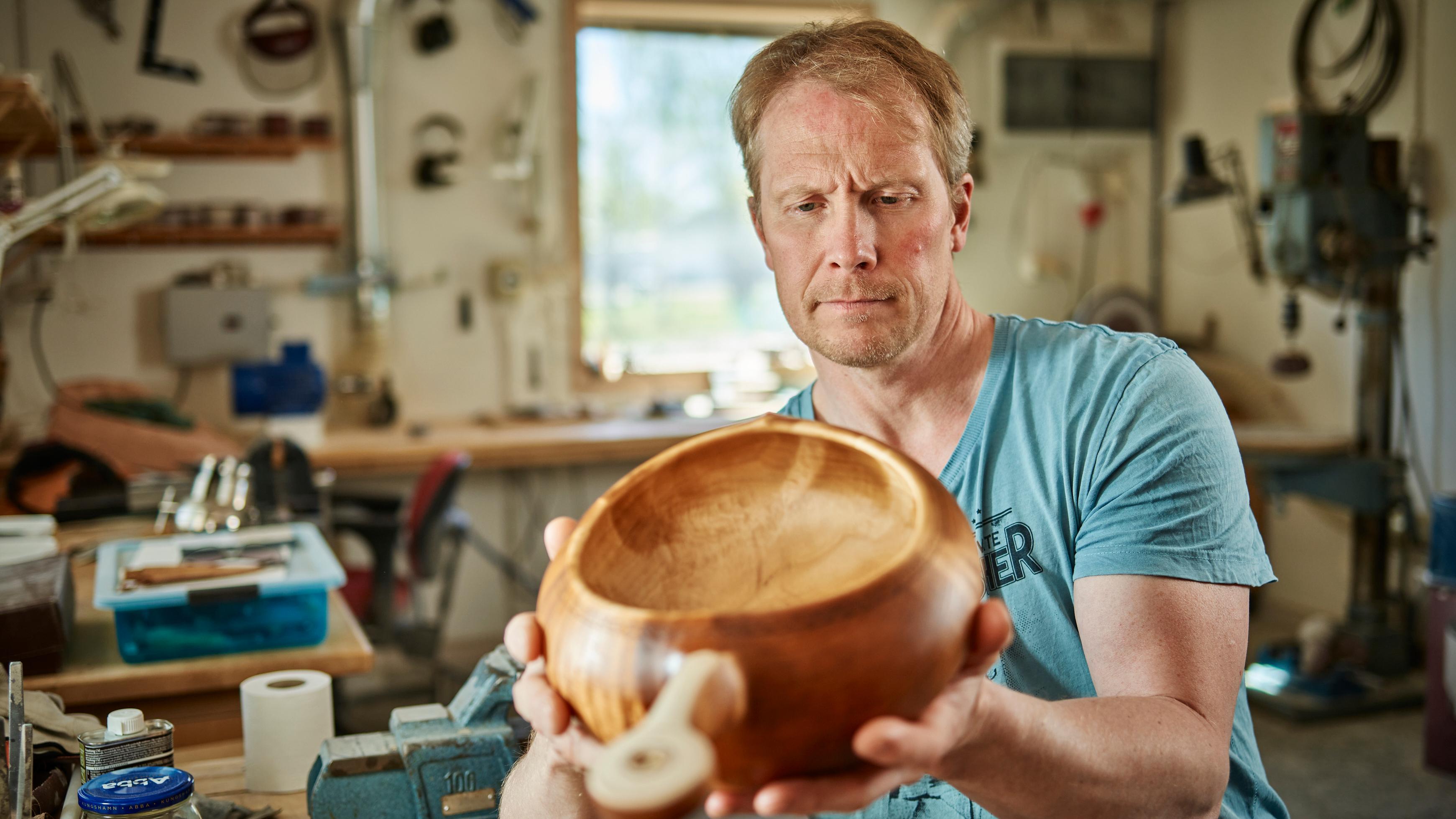 Bildkonstnärsfondens Stora stipendium 2023 ges till duojár Jon Tomas Utsi som är bosatt i Porjus. Han uppmärksammas bland annat för sina unika och vackra skålar, knivar och kåsor. Foto: Hans-Olof Utsi