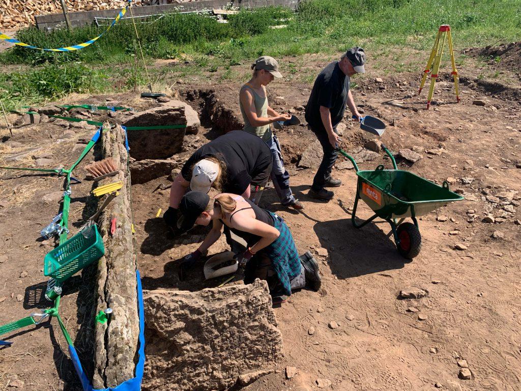 En arkeologisk utgrävning av stenkammargraven i Tiarp utanför Falköping i juni 2023. Foto: Göteborgs universitet.