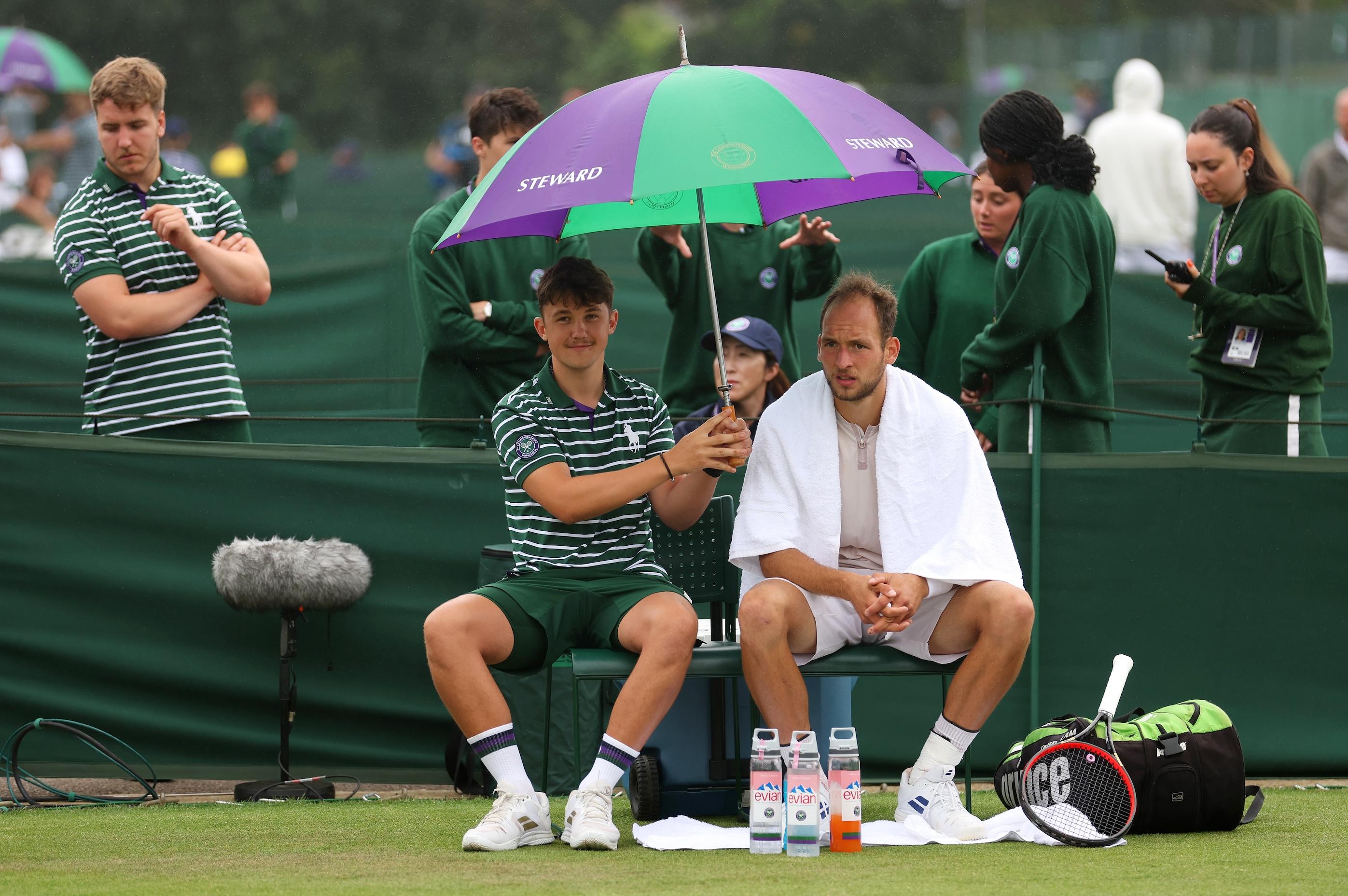 Trots anmodan från en av ITIA:s inspektörer vägrade Dragos Madaras att lämna över sin mobiltelefon under fjolårets Wimbledon-kval från vilken bilden är hämtad. Foto: Julian Finney/Getty Images