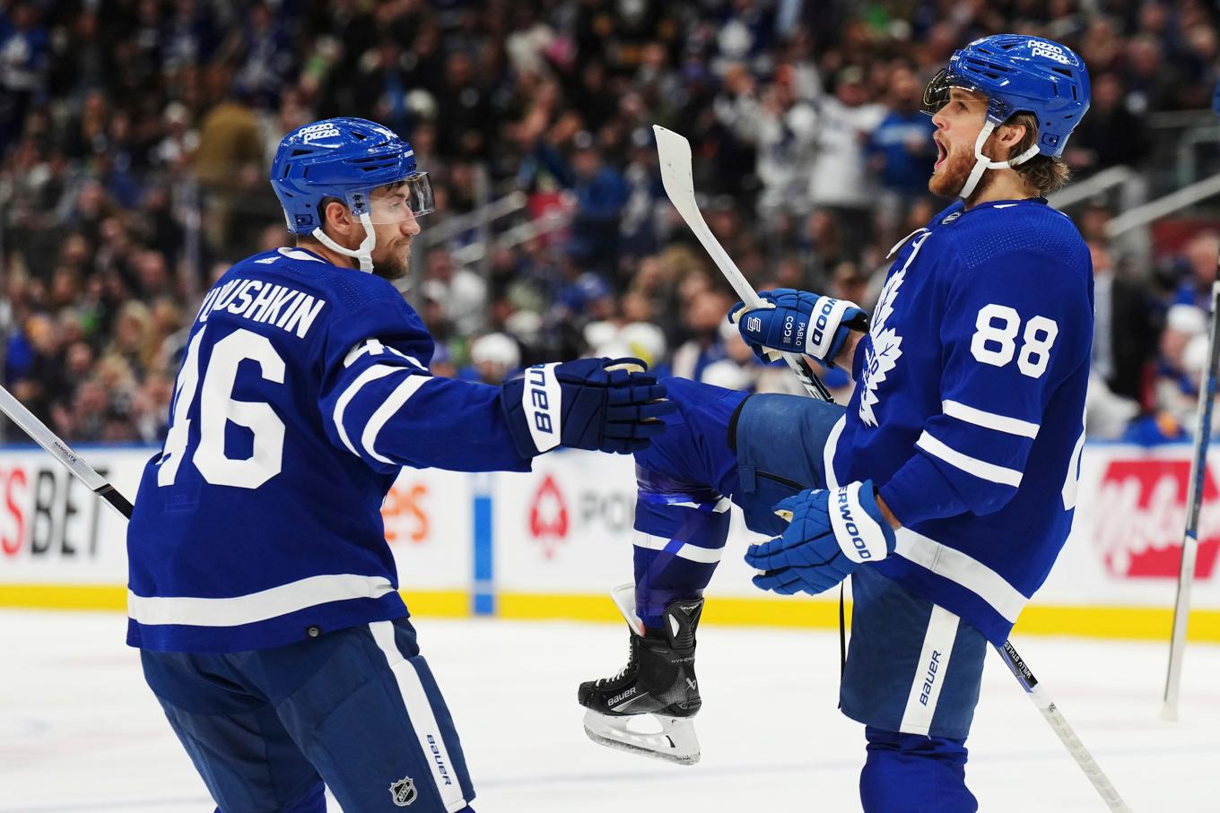 Torontos forward William Nylander (till höger) firar sitt mål mot Buffalo. Foto: Nathan Denette/AP/TT