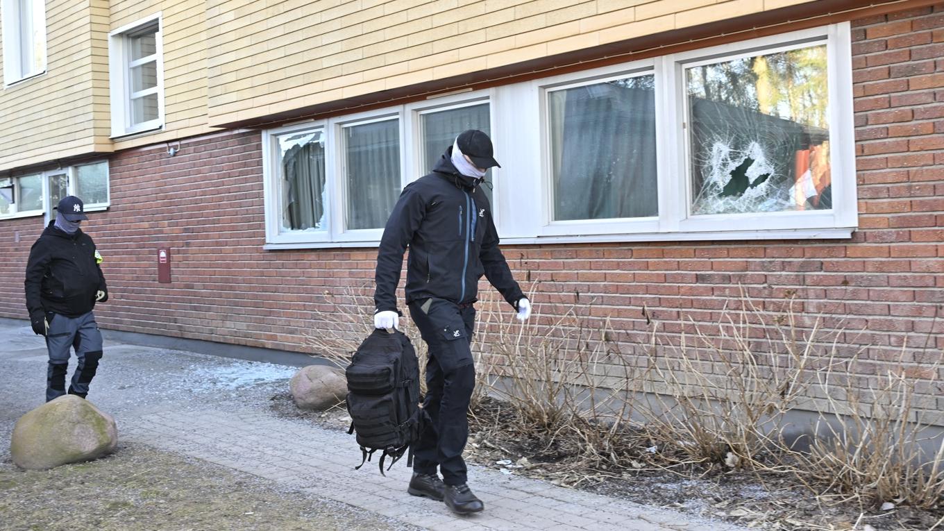 Polis på plats i Tyresö, söder om Stockholm, på torsdagseftermiddagen. Foto: Anders Wiklund/TT