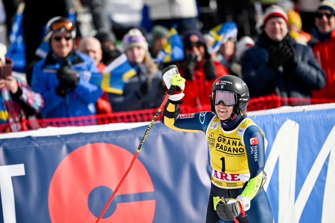 Sara Hector efter att ha säkrat andraplatsen i lördagens världscupstorslalom i Åre. Foto: Pontus Lundahl/TT