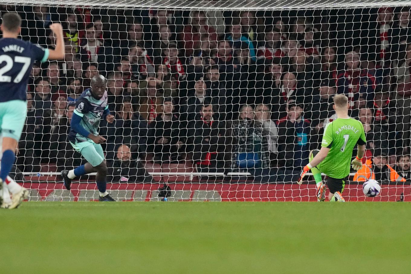 Arsenals målvakt Aaron Ramsdale fick chansen från start – och stod för en jättetavla. Foto: Frank Augstein/AP/TT