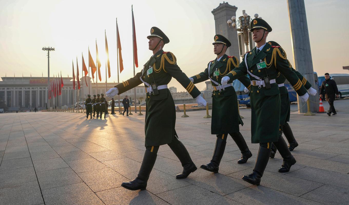 Närmare 3|000 personer som är lojala kommunistpartiet och ledaren Xi Jinping deltar vid folkkongressens årliga möte i Peking. Foto: Tatan Syuflana/AP/TT