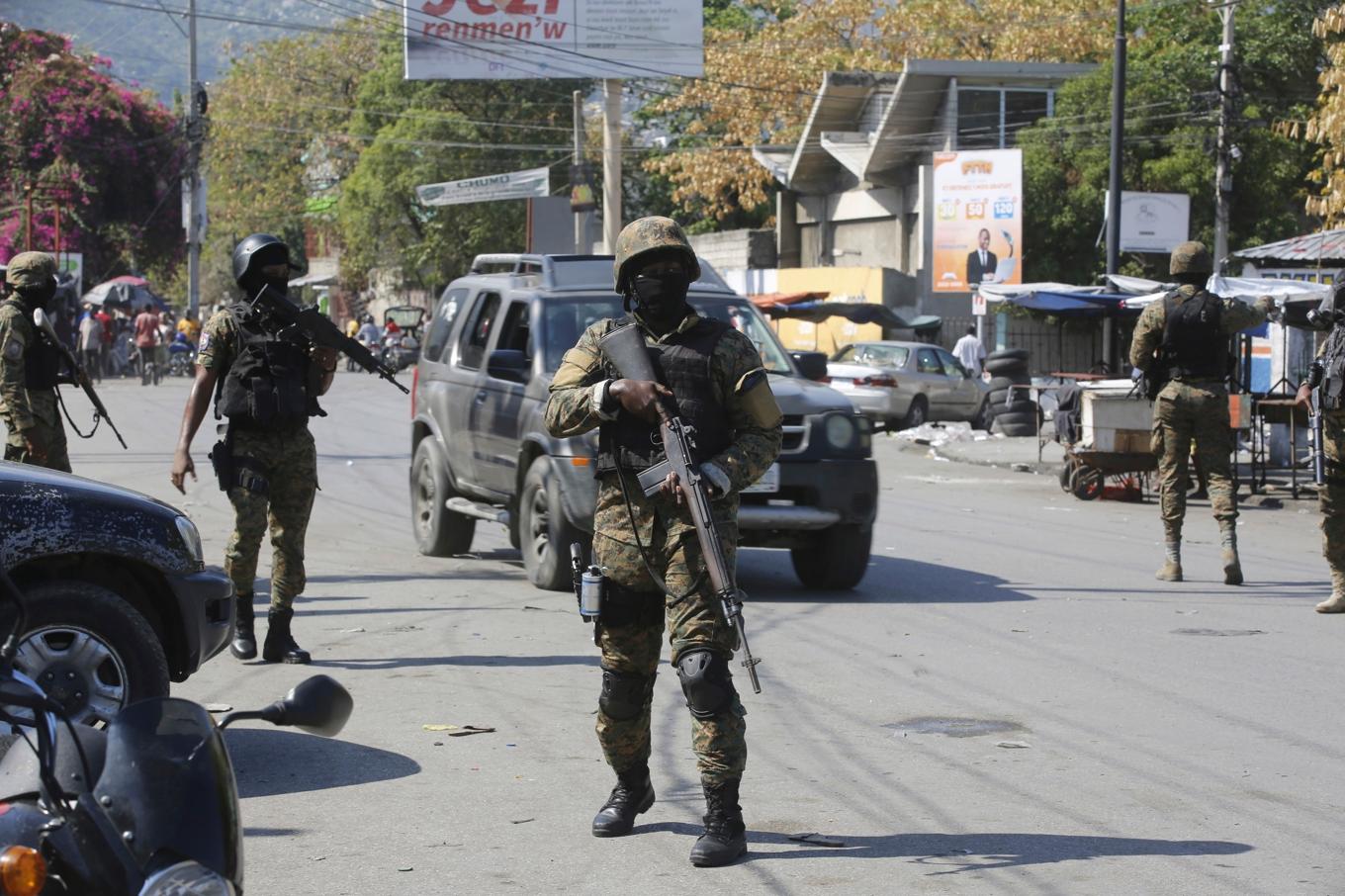 EU förflyttar all sin personal från Haiti då kriminella gäng kontrollerar stora delar av huvudstaden trots militära insatser. Foto: Odelyn Joseph/AP/TT