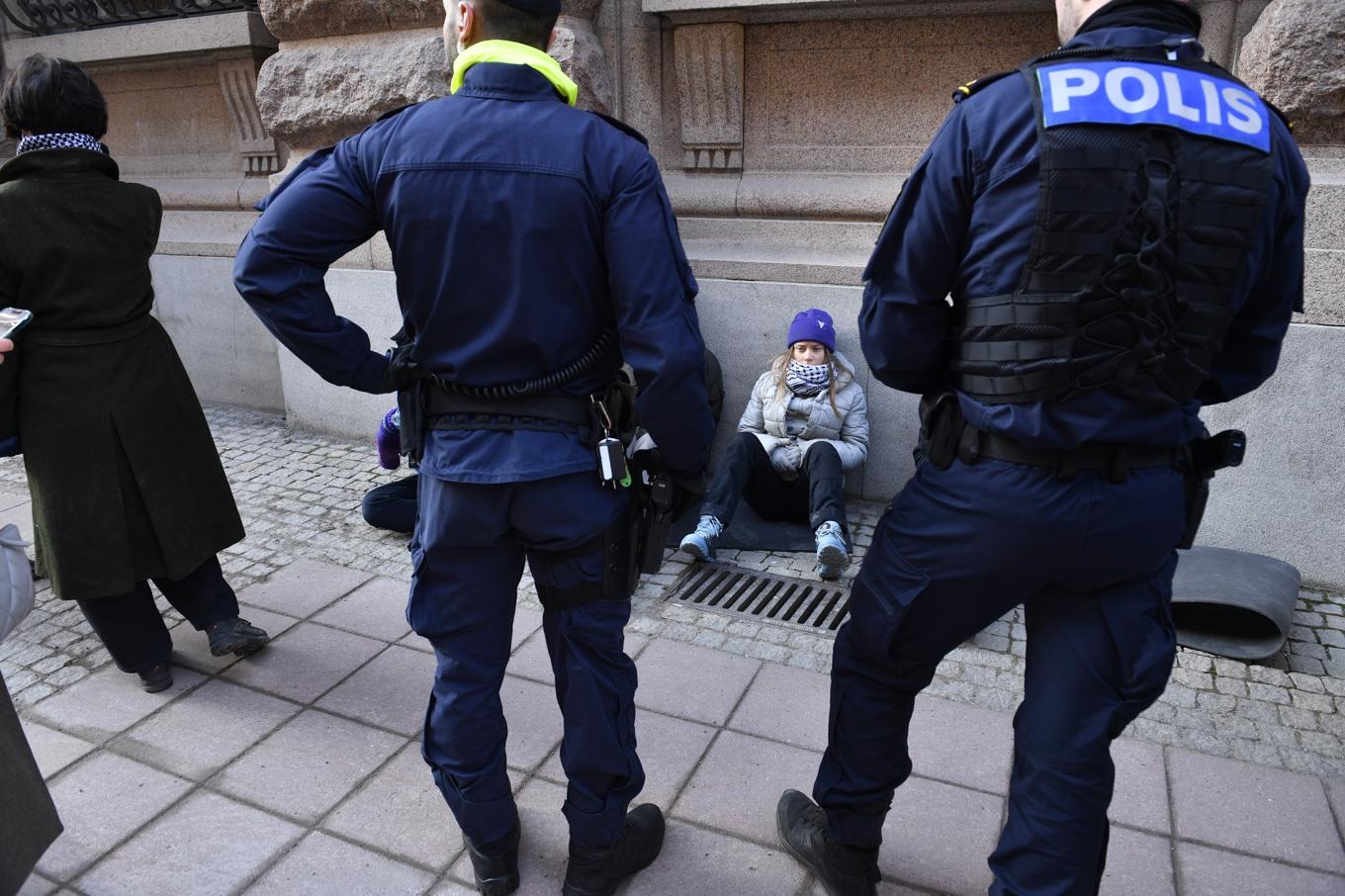 Greta Thunberg och en grupp klimataktivister utanför riksdagen på tisdagsmorgonen. Foto: Samuel Steén/TT