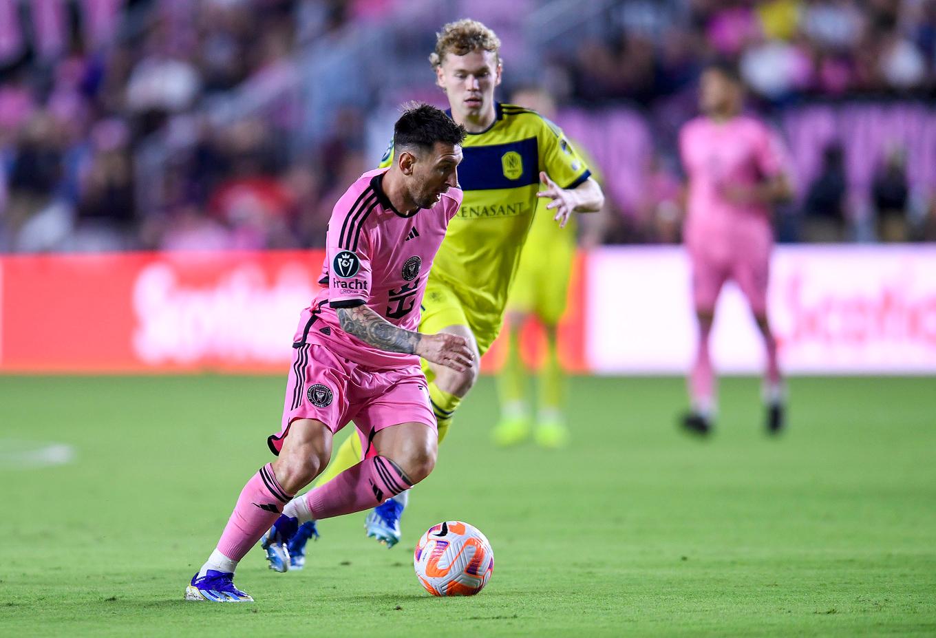 Inter Miamis megastjärna Lionel Messi i cupmatchen mot Nashville där Messis lag vann och är vidare till kvartsfinal i den nord- och centralamerikanska Champions cup. Foto: Michael Laughlin/AP/TT