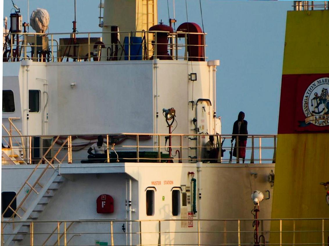 Människor ombord på fartyget MV Ruen. Foto: Indiens flotta via AP/TT
