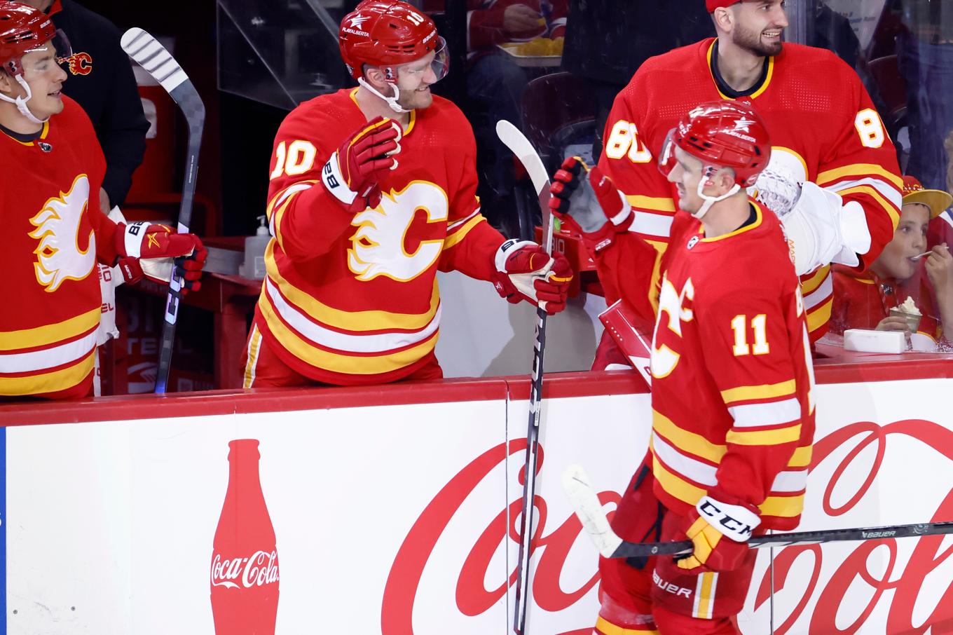 Mikael Backlund (11) firar sitt 200:e mål för säsongen. Foto: Larry MacDougal/The Canadian Press via AP/TT