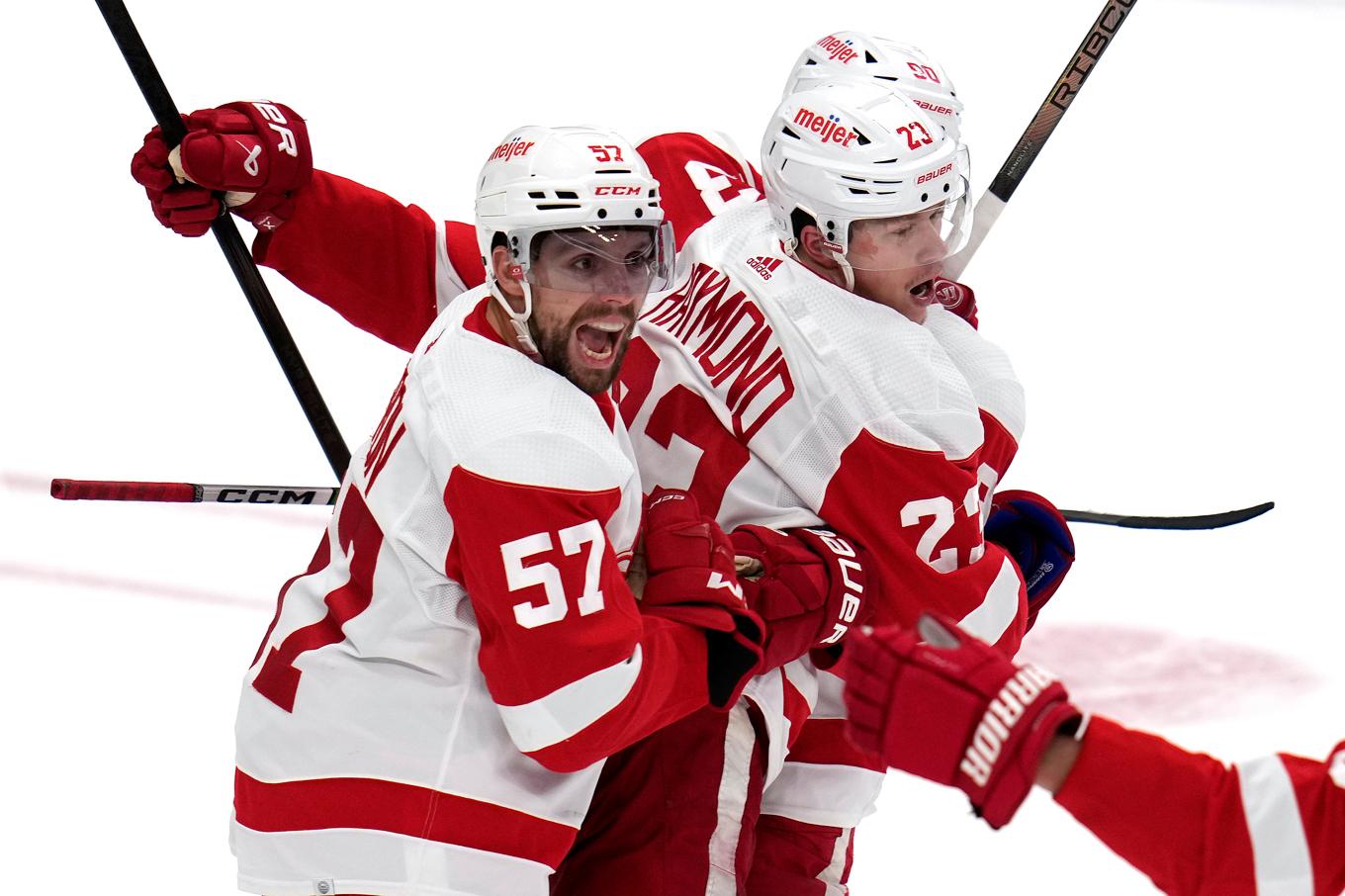 Detroits Lucas Raymond (23) firar efter sitt första mål i förlustmatchen mot Pittsburgh. Foto: Gene J. Puskar/AP/TT