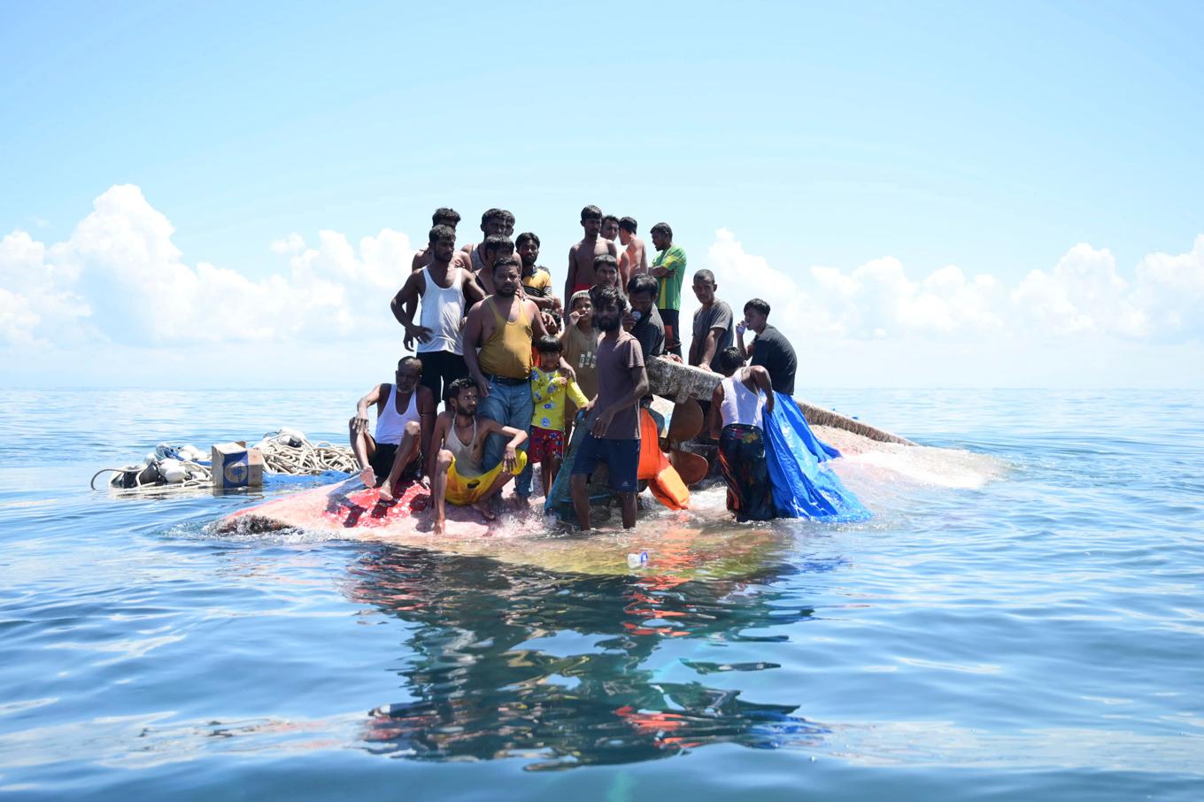 Rohingyer på en kapsejsad träbåt utanför indonesiska Aceh. Bilden togs kort innan de räddades. Foto: Reza Saifullah/AP/TT