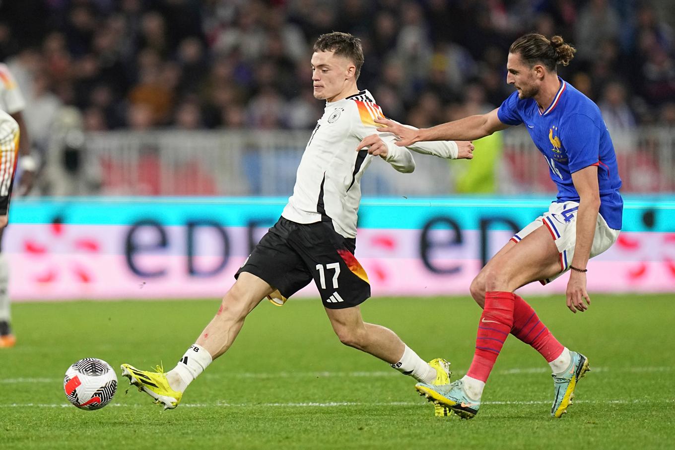 Tysklands Florian Wirtz gav tyskarna ledningen i vänskapsmatchen mot Frankrike med en kanon under ribban efter bara sju (7) sekunder, snabbare än Lukas Podolskis mål efter nio mot Ecuador 2013. Foto: Laurent Cipriani/AP/TT