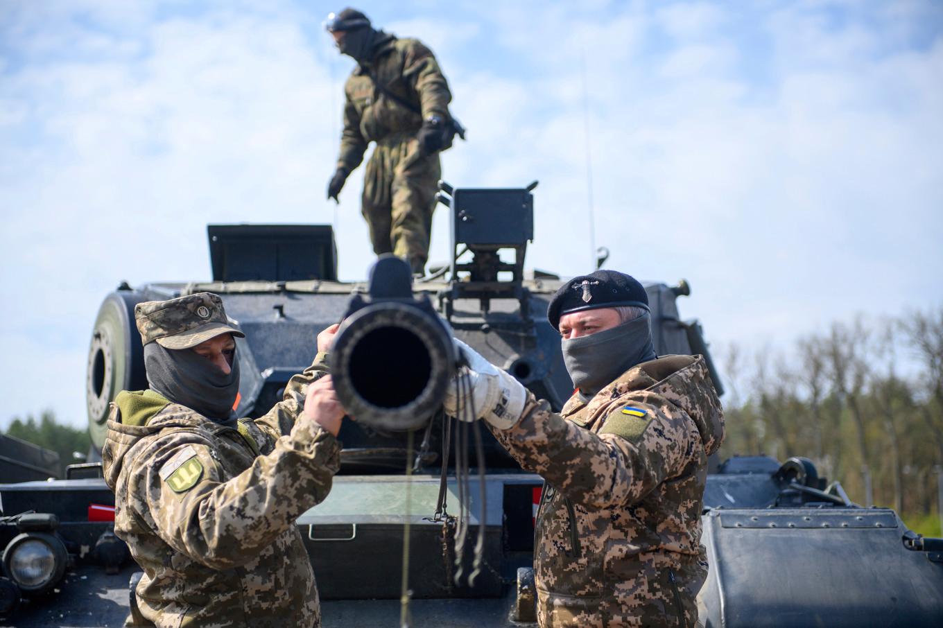 Ukrainska soldater vid en Leopard 1-stidsvagn i maj 2023. Arkivbild. Foto: Klaus-Dietmar Gabbert/AP/TT