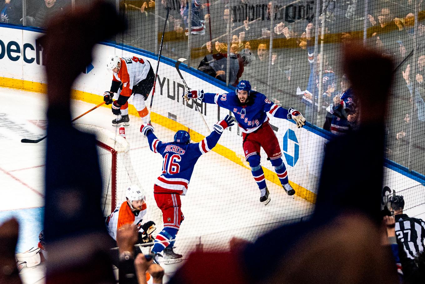 New York Rangers Vincent Trocheck (16) och Mika Zibanejad firar efter Trocheks mål i 6–5-vinsten mot Philadelphia som innebär att Rangers är klara för Stanley Cup-slutspelet. Foto: Peter K. Afriyie/AP/TT