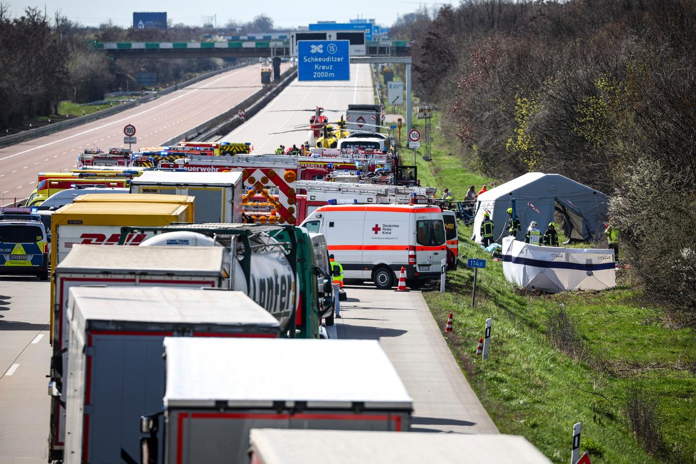 Stillastående trafik fram till olycksplatsen på A9 på onsdagen. Foto: Jan Woitas/DPA/AP/TT