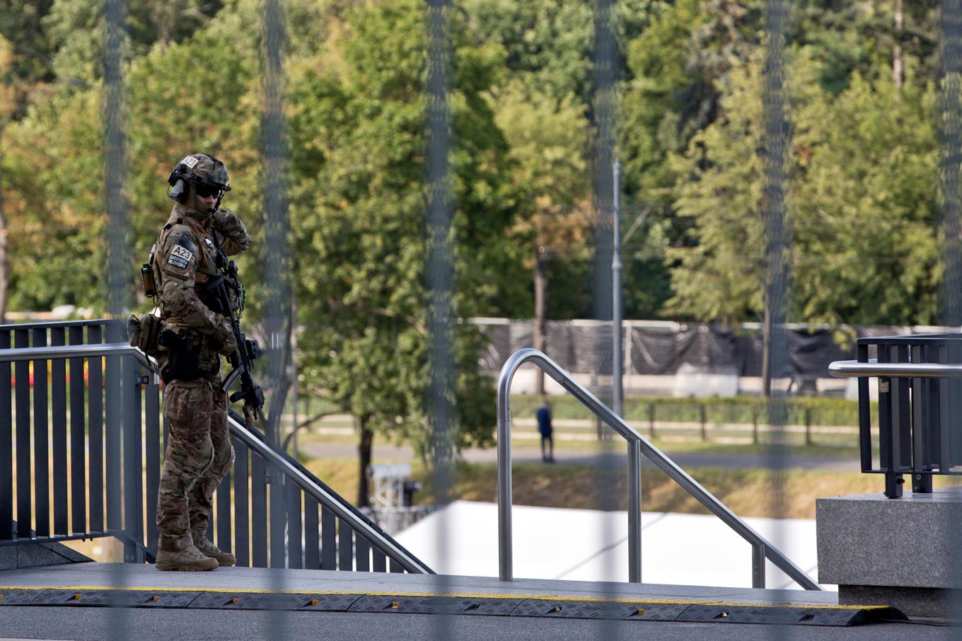 Polsk soldat vaktar en arena i Warszawa där ett NATO-möte hålls. Arkivbild. Foto: Visar Kryeziu/AP/TT