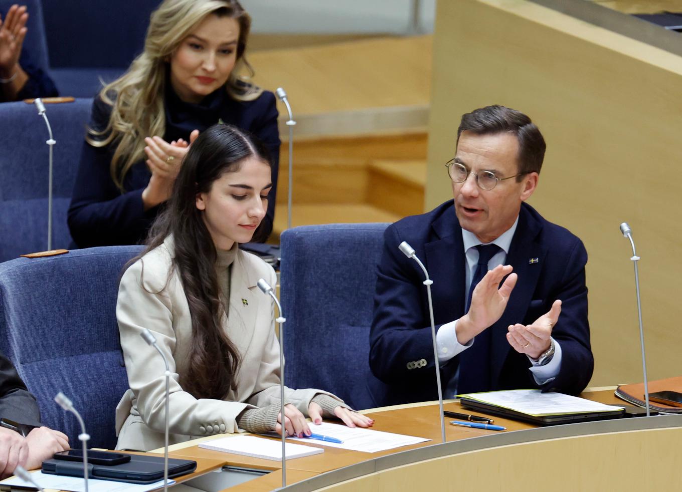 Ebba Busch (KD), i bakgrunden, Romina Pourmokhtari (L) och Ulf Kristersson (M) kallas alla tre till utfrågningar i konstitutionsutskottet. Arkivbild. Foto: Christine Olsson/TT