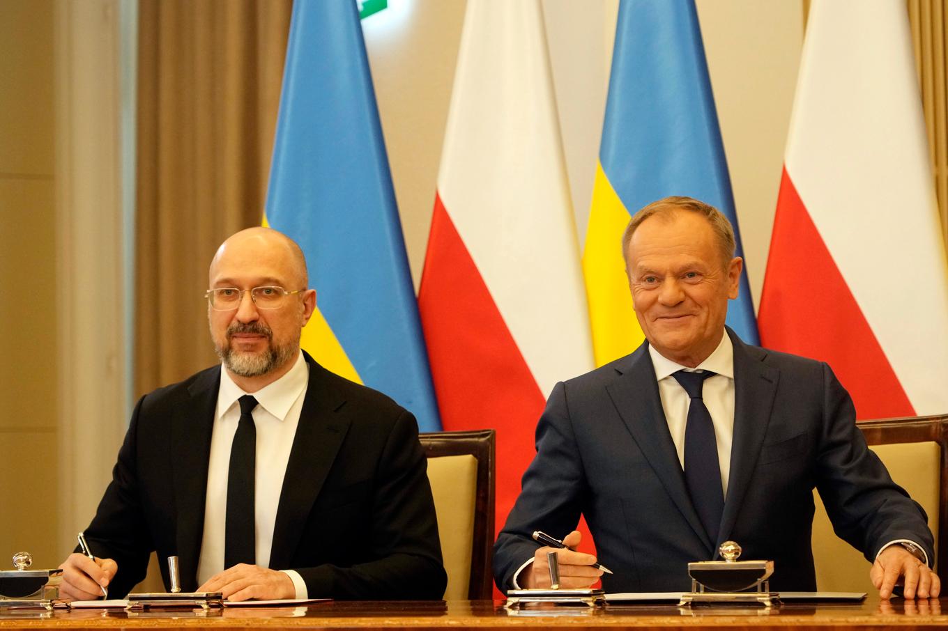 Polens premiärminister Donald Tusk och Ukrainas premiärminister Denys Sjmyhal efter ett möte i Warsawa. Foto: Czarek Sokolowski/AP/TT