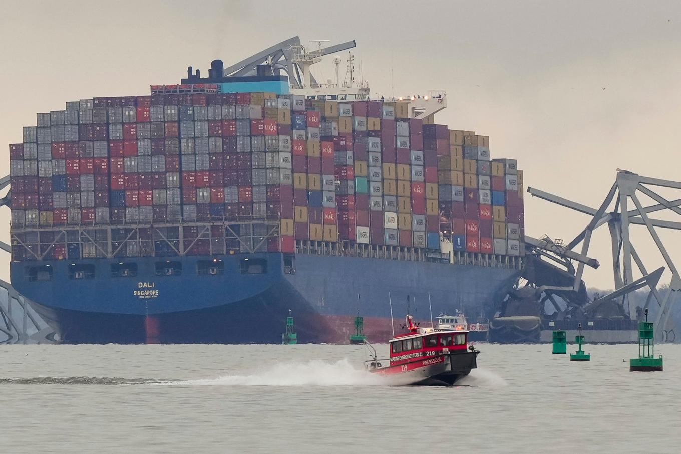Lastfartyget Dali, registrerat i Singapore och chartrat av danska Mærsk, körde under natten till tisdagen in i Francis Scott Key-bron i Baltimore Foto: Matt Rourke/AP/TT