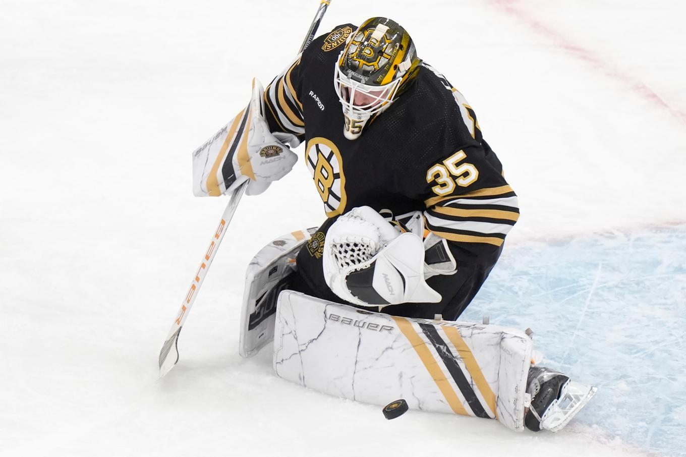 Målvaktsprofilen Linus Ullmark och hans lag Boston är klara för NHL-slutspel. Foto: Steven Senne/AP/TT