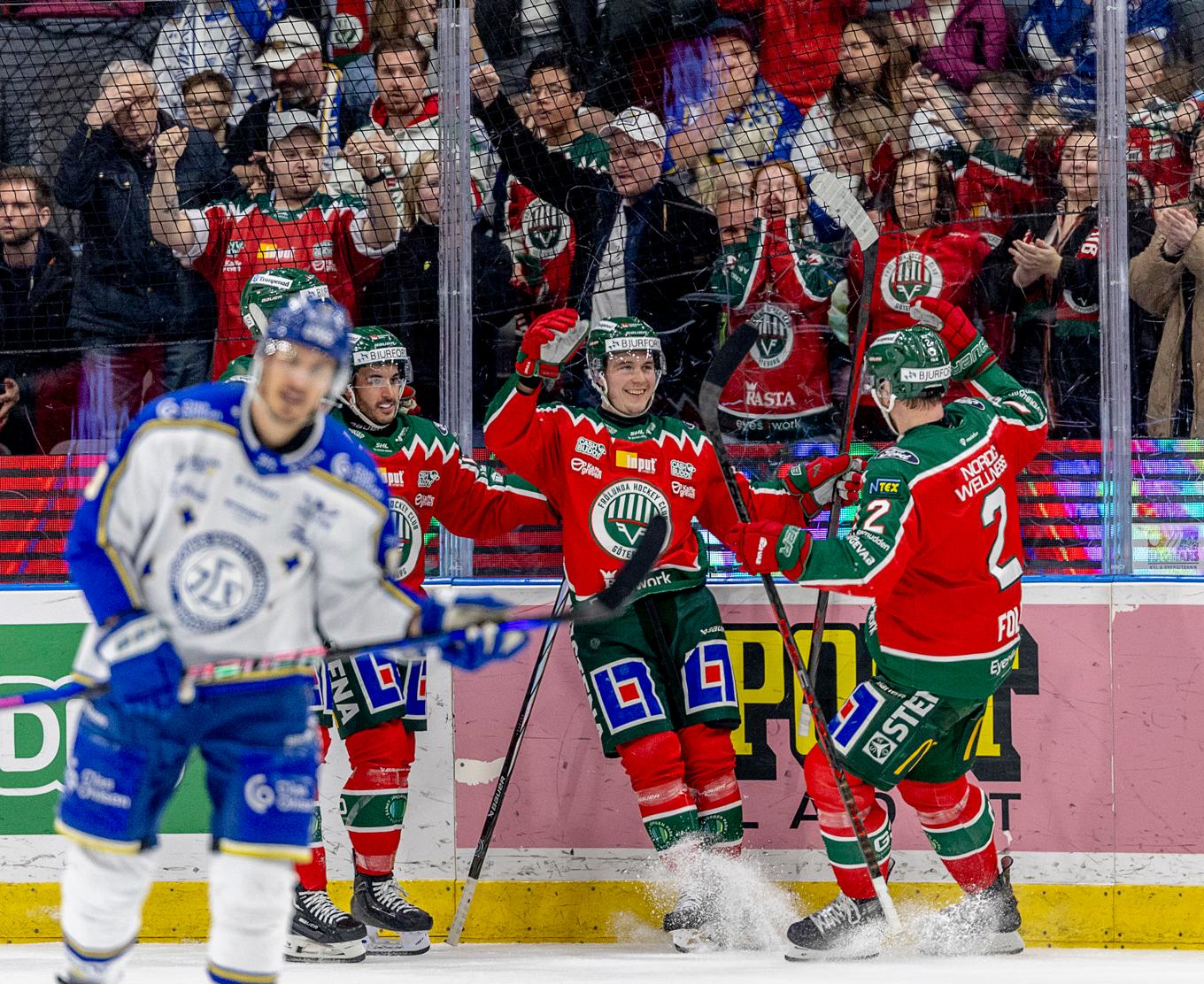 Frölundas tvåmålsskytt Jere Innala, i mitten, jublar efter sitt andra mål i segern över Leksand. Foto: Adam Ihse/TT