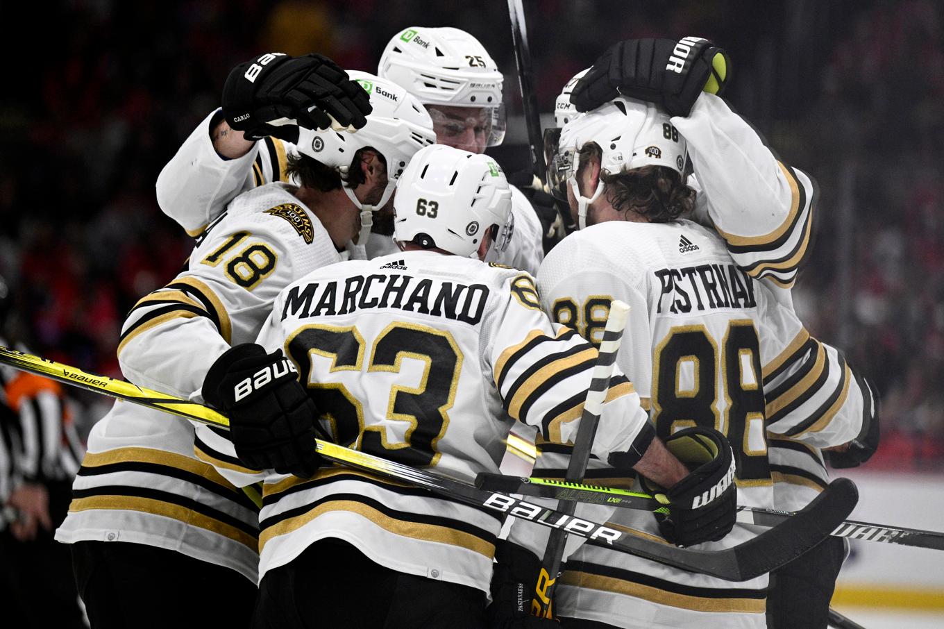 Bostonsvensken Hampus Lindholm både räddade, gjorde mål och blev utvisad i förlängningen. Foto: Nick Wass/AP/TT